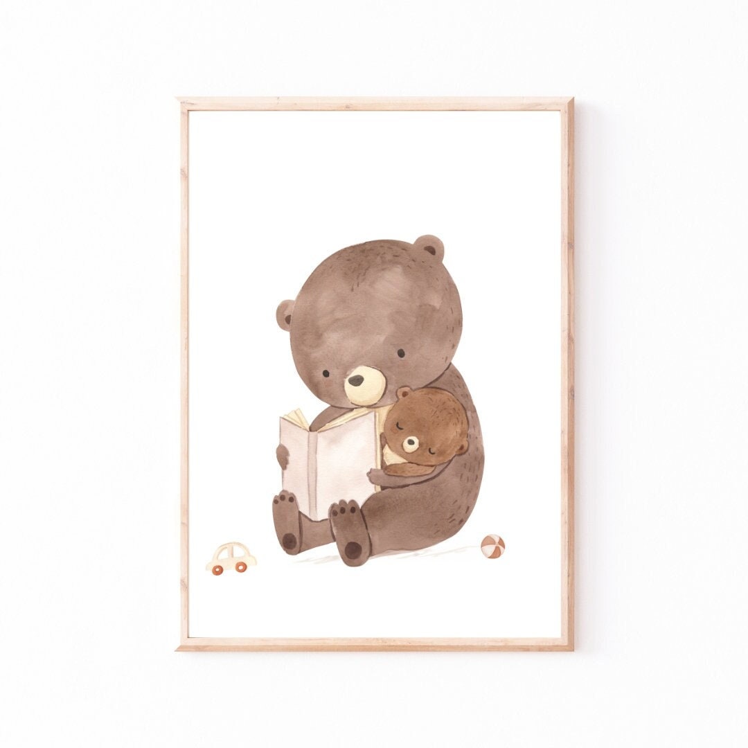 Poster Mama/Papa Bär und Baby A4 & A3 zeigt eine Zeichnung eines großen Bären, der ein Babybär im Arm hält und ein Buch liest.