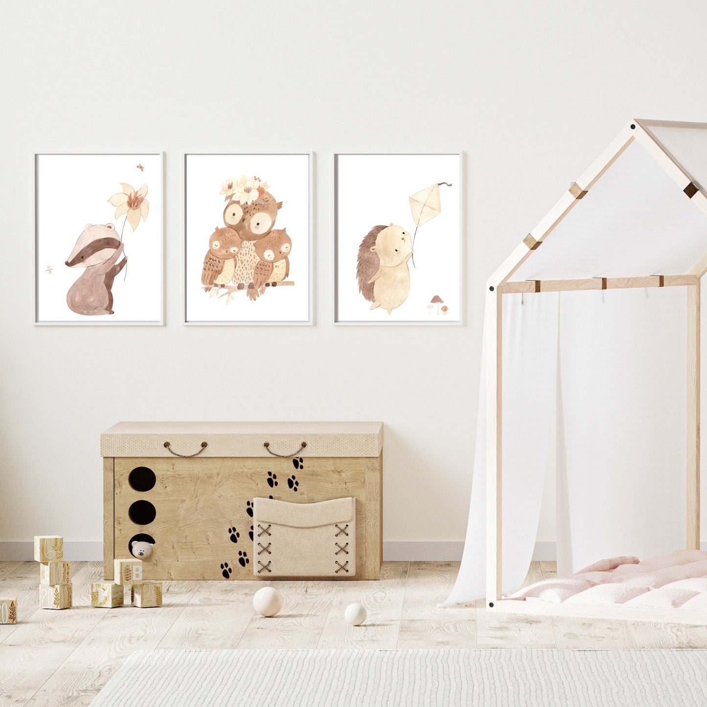 Poster Mama Eule A4 & A3: Ein illustriertes Poster mit einer Eulenmama und Babys im Boho-Stil, ideal für die Kinderzimmerdekoration. Gedruckt auf hochwertigem, mattem Naturpapier.