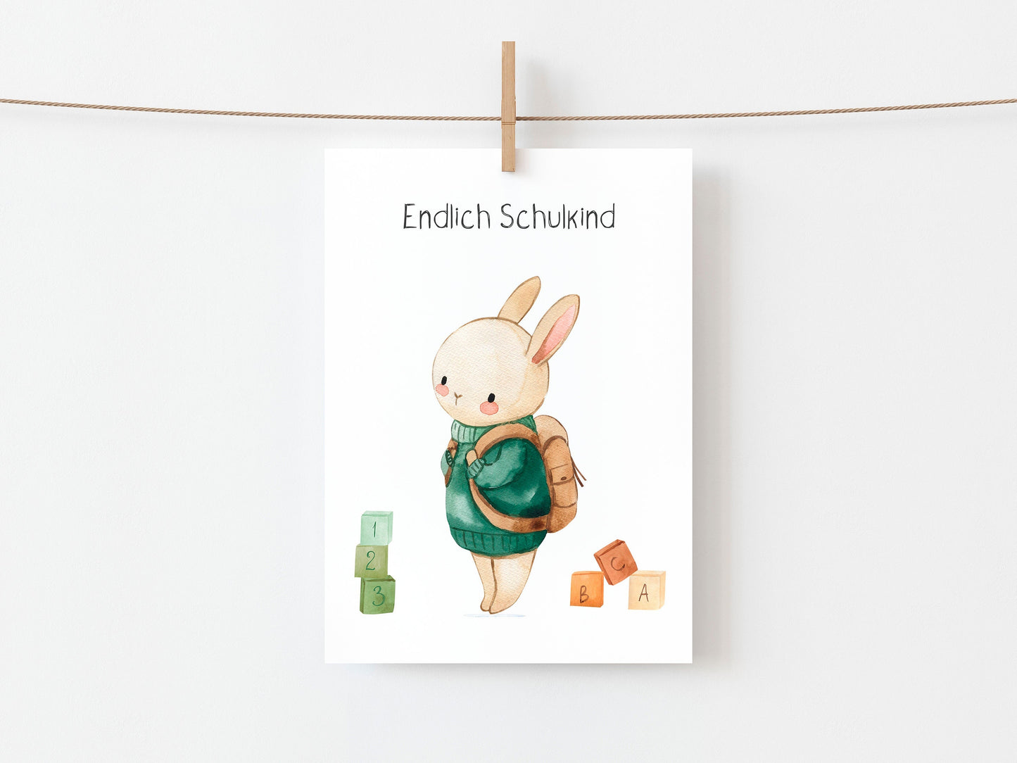 Karte Endlich Schulkind A6: Liebevoll gestaltete Postkarte mit Aquarell-Illustration eines Hasen mit Rucksack, perfekt zur Einschulung, 10,5 x 14,8 cm, 300g Naturpapier.