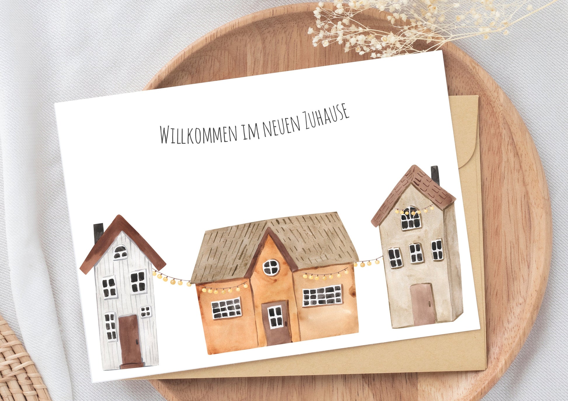 Postkarte Willkommen im neuen Zuhause A6, fantasievolles Hausmotiv, hochwertiges 300g Naturpapier, matt, beschreibbar, ideal für Einzug/Umzug, ohne Dekoration.