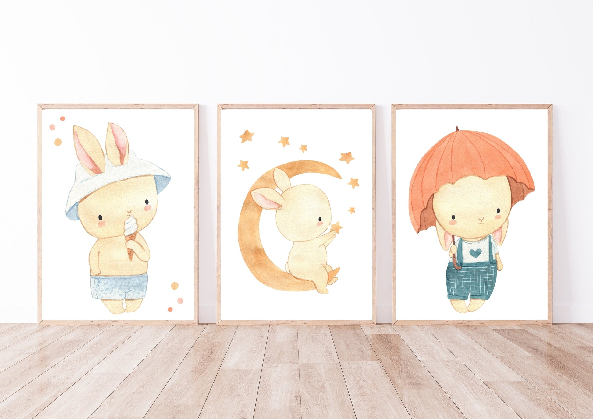 Poster Hase mit Eis A4 & A3: Ein niedliches Poster eines Hasen, der ein Eis isst, ideal als Kinderzimmerdeko oder Geschenk. Gedruckt auf hochwertigem 300g Naturpapier.