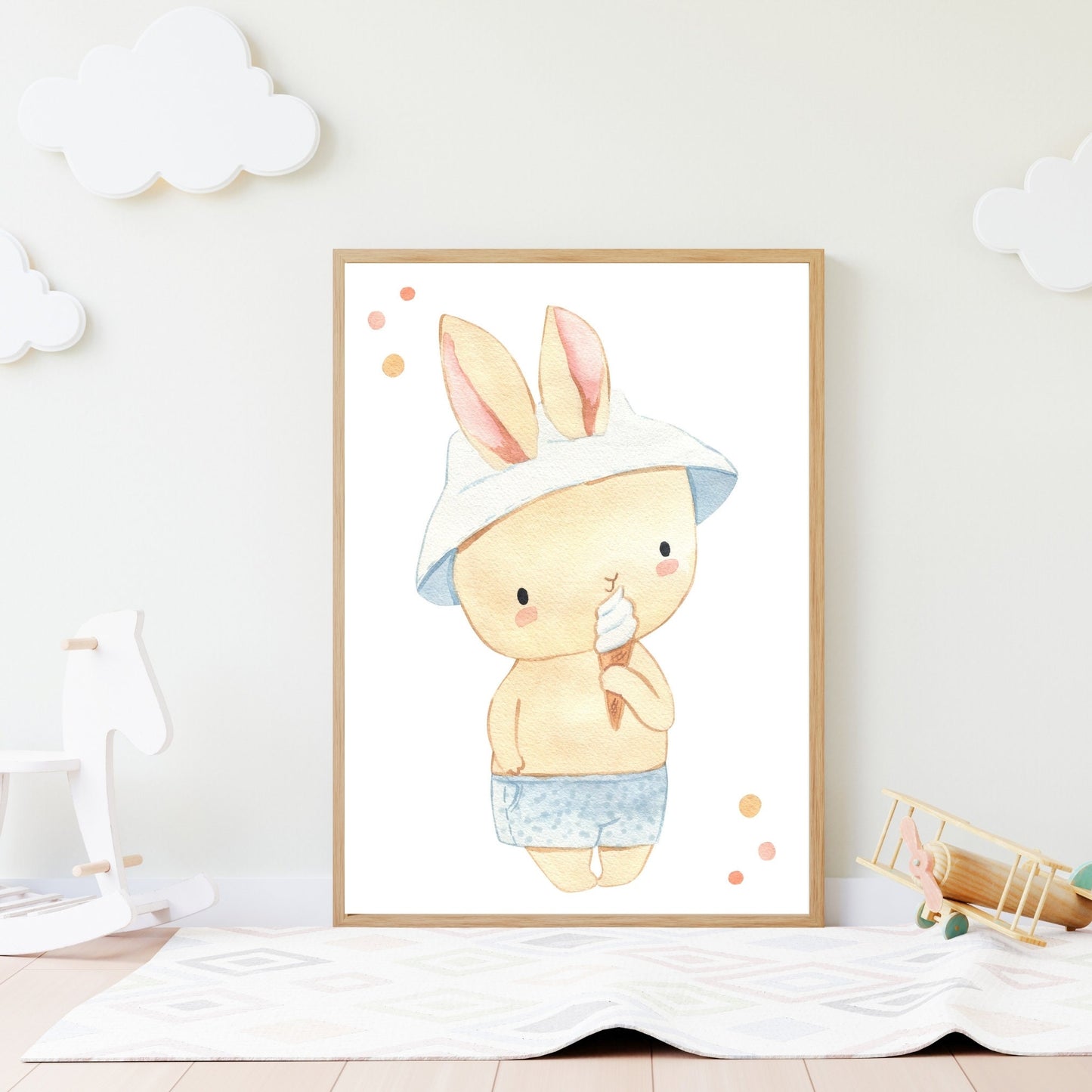 Poster Hase mit Eis A4 & A3: Ein süßes Poster eines Hasen, der ein Eis hält, perfekt zur Dekoration von Kinderzimmern. Gedruckt auf hochwertigem, mattem 300g Naturpapier.