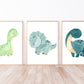 Posterset Dinosaurier A4 & A3 zeigt drei gerahmte Aquarell-Dinosaurierbilder, ideal als Kinderzimmerdeko oder Geschenk, auf hochwertigem, mattem 300g Naturpapier gedruckt.