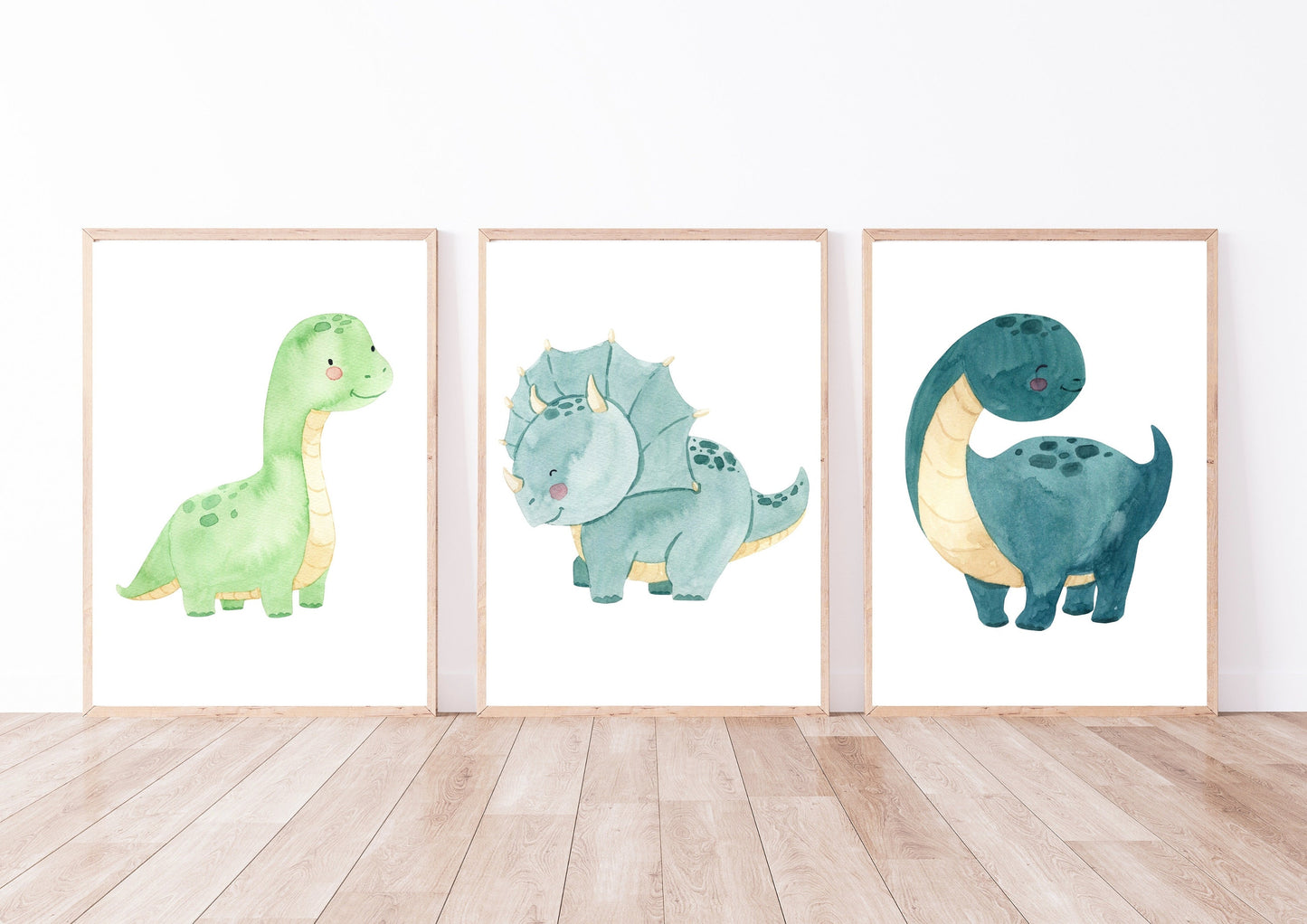 Posterset Dinosaurier A4 & A3 zeigt drei gerahmte Aquarell-Dinosaurierbilder, ideal als Kinderzimmerdeko oder Geschenk, auf hochwertigem, mattem 300g Naturpapier gedruckt.