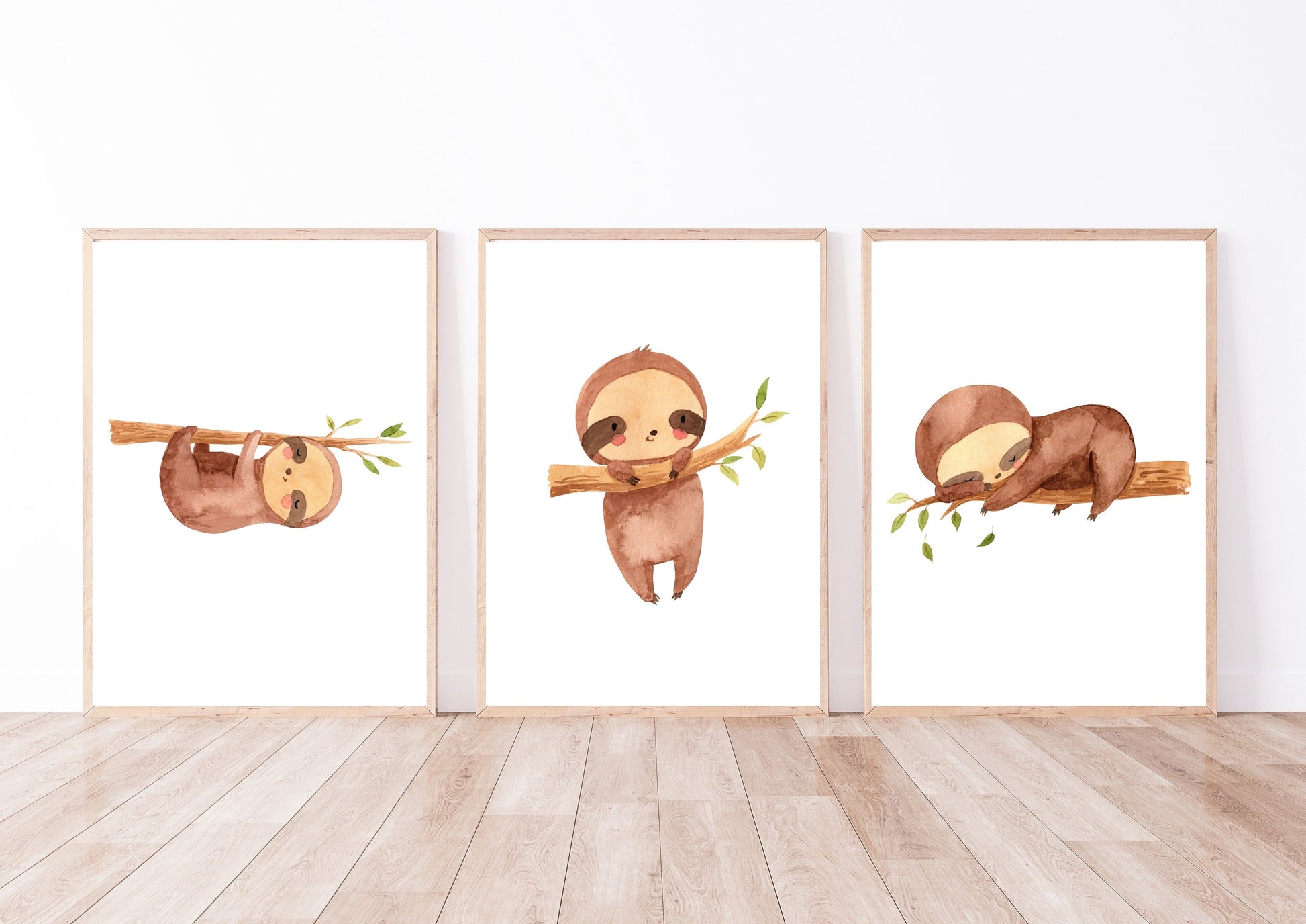 Posterset Faultier A4 & A3: Drei niedliche Aquarellbilder von Faultieren auf Ästen, ideal für das Kinderzimmer. Gedruckt auf hochwertigem, mattem 300g Naturpapier.