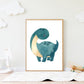 Poster Dinosaurier Moosgrün A4 & A3: Ein gerahmtes Dinosaurier-Aquarellbild an einer Wand, ideal für Kinderzimmerdekoration oder als Geschenk. Gedruckt auf hochwertigem, stabilem Naturpapier.