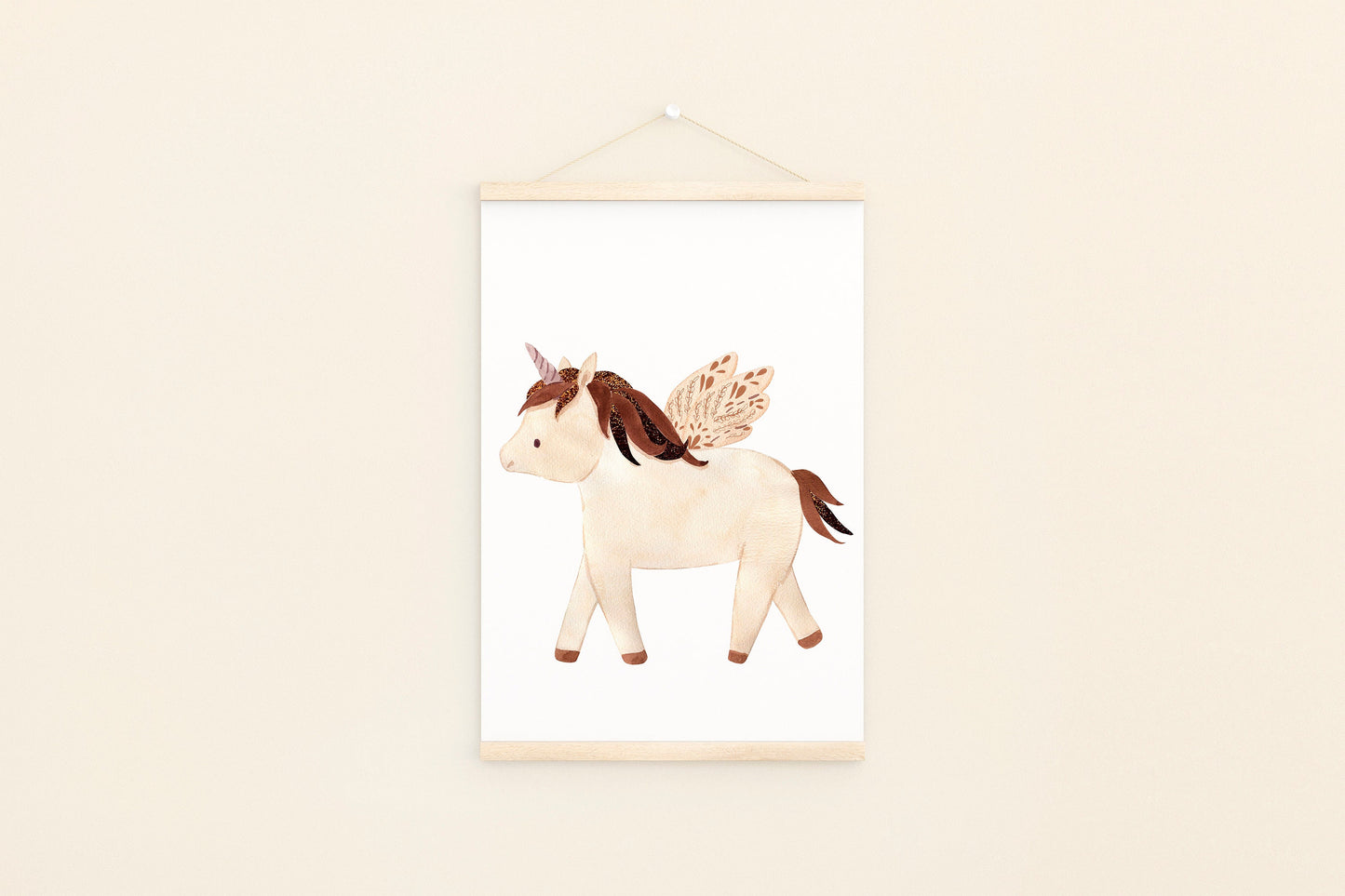 Poster Einhorn mit Flügeln A4 & A3: Detaillierte Illustration eines geflügelten Einhorns auf hochwertigem 300g Naturpapier, ideal für die Kinderzimmerdekoration.