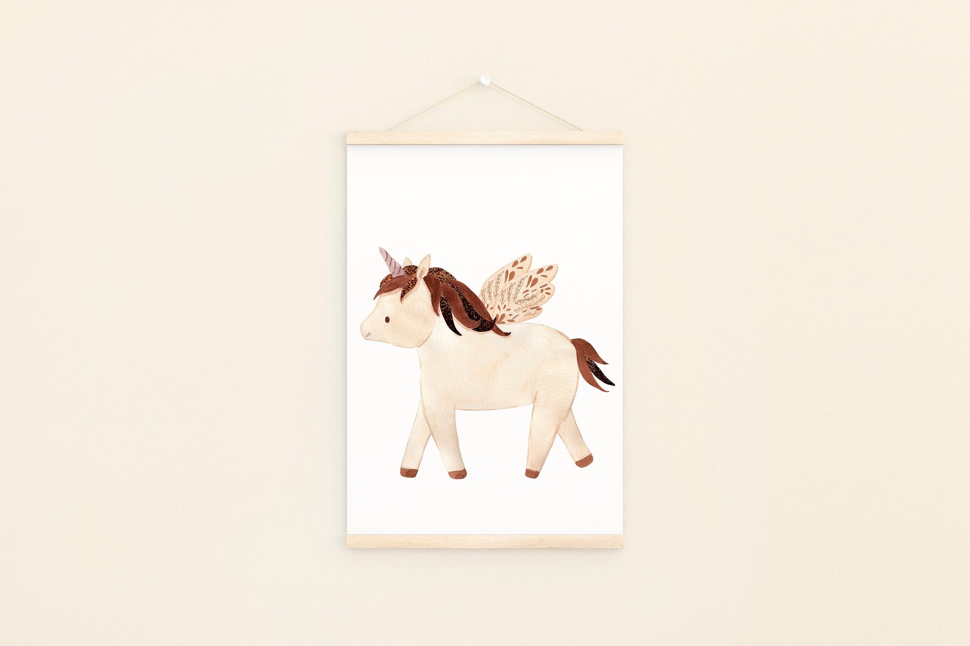 Poster Einhorn mit Flügeln A4 & A3: Detaillierte Illustration eines geflügelten Einhorns auf hochwertigem 300g Naturpapier, ideal für die Kinderzimmerdekoration.