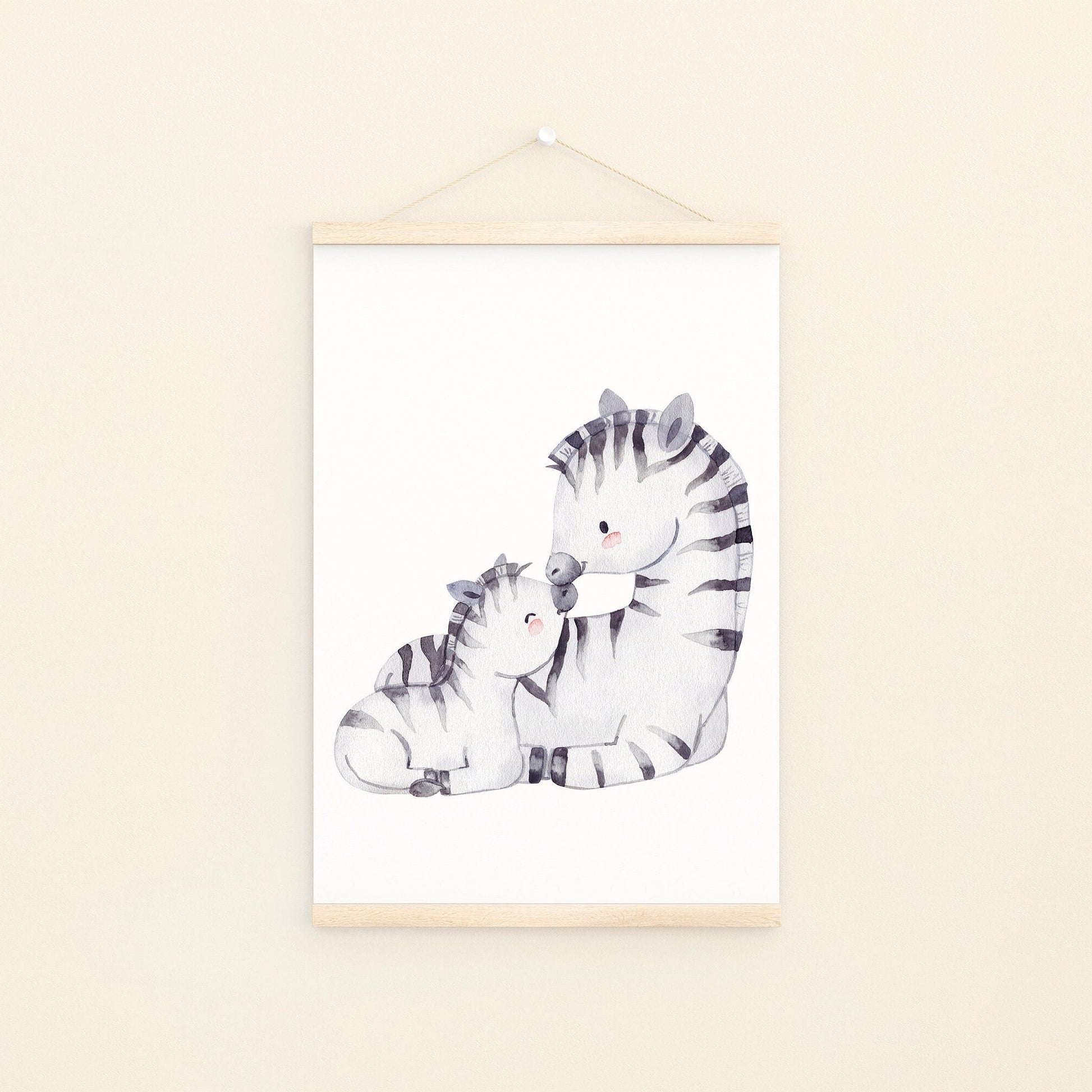 Poster Papa/Mama Zebra und Baby A4 & A3: Aquarellzeichnung von einem Zebra mit seinem Baby, ideal als Kinderzimmerdeko, auf hochwertigem, mattem 300g Naturpapier gedruckt.