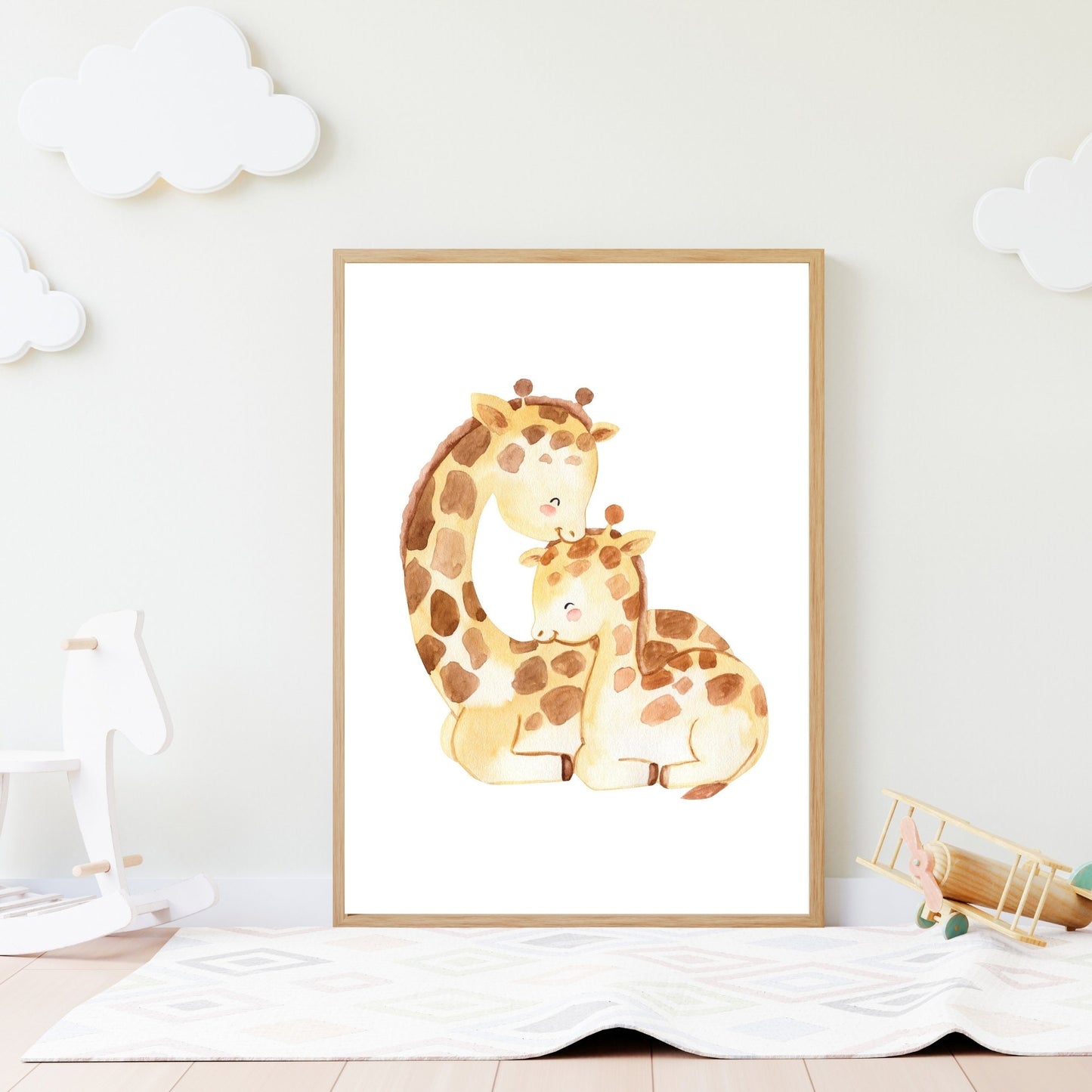 Poster Papa/Mama Giraffe und Baby A4 & A3, zwei sich zugewendeten Giraffen auf hochwertigem Naturpapier, perfekt für Kinderzimmerdeko oder als Geschenk.