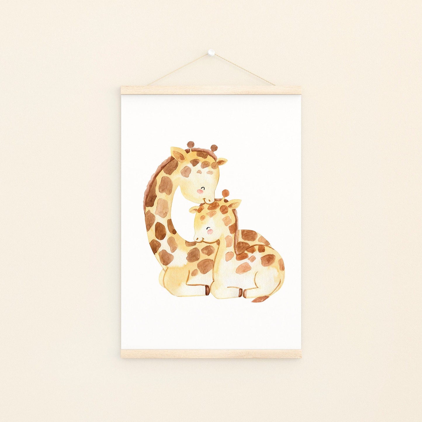 Poster Papa/Mama Giraffe und Baby A4 & A3 zeigt zwei handgemalte Giraffen, gedruckt auf hochwertigem, mattem 300g Naturpapier, ideal für Kinderzimmerdeko.