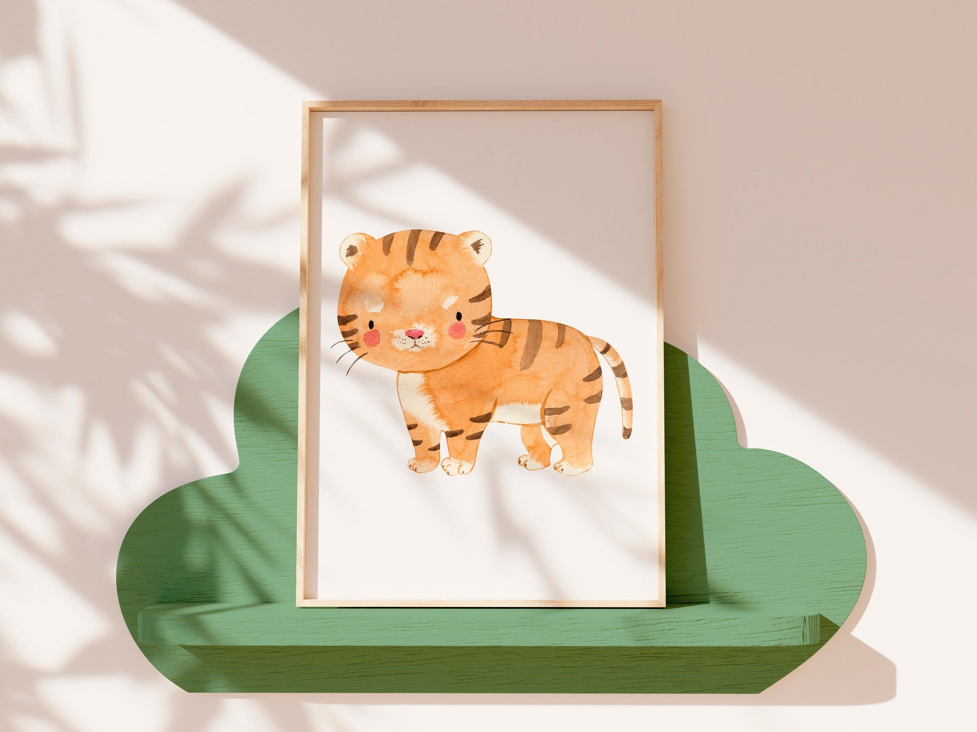 Poster Tiger A4 & A3: Ein gerahmtes Aquarellbild eines Tigers auf einem grünen Regal. Perfekt als Kinderzimmerdeko oder Geschenk.