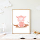 Poster Schwein A4 & A3: Eine handgemalte, detaillierte Illustration eines Schweins in einer Pfütze, gedruckt auf hochwertigem 300g Naturpapier. Ideal für Kinderzimmer.