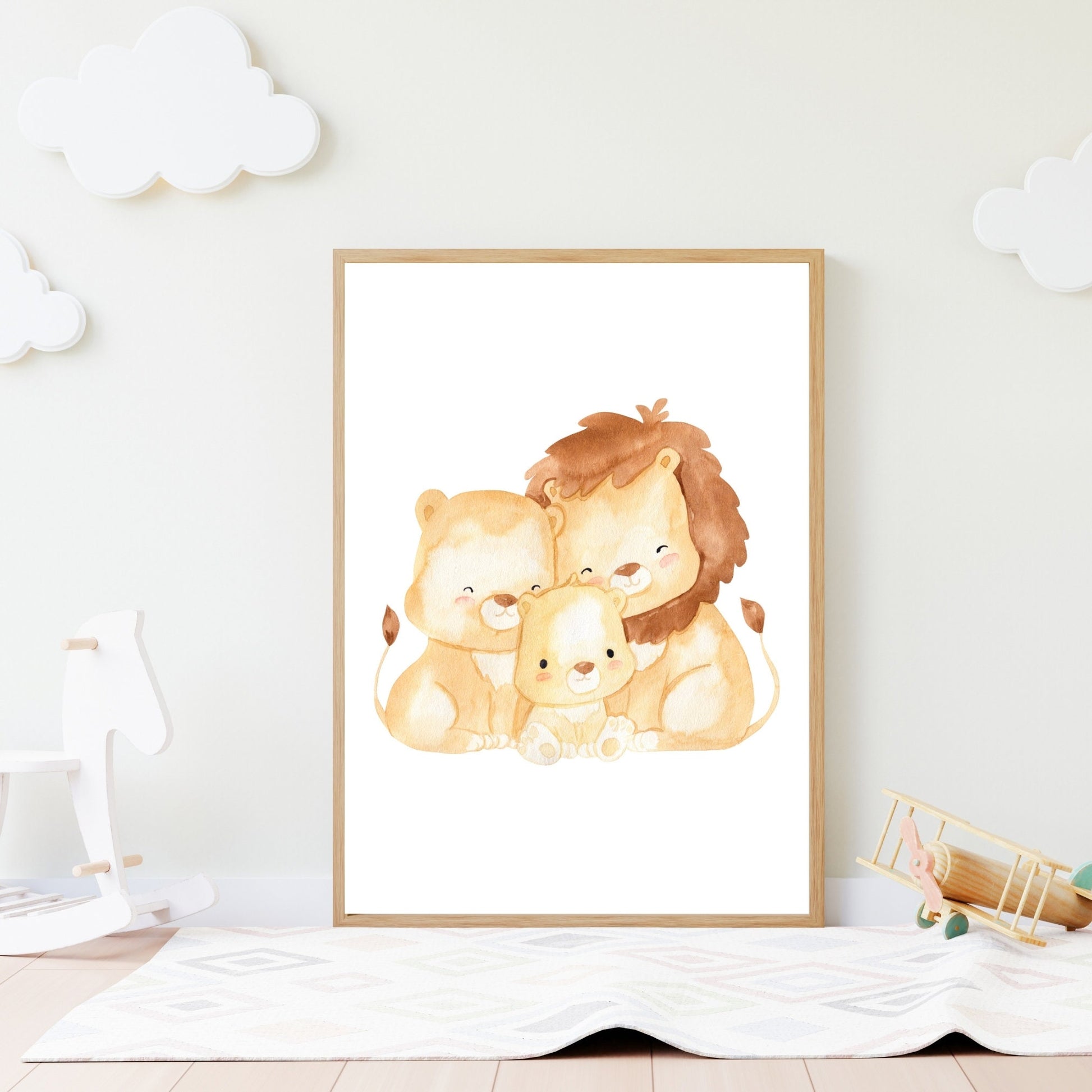 Poster Familie Löwe A4 & A3 zeigt liebevoll ein Löwenpaar mit Baby, ideal als Kinderzimmerdeko oder Geschenk. Hochwertiger Druck auf 300g Naturpapier.