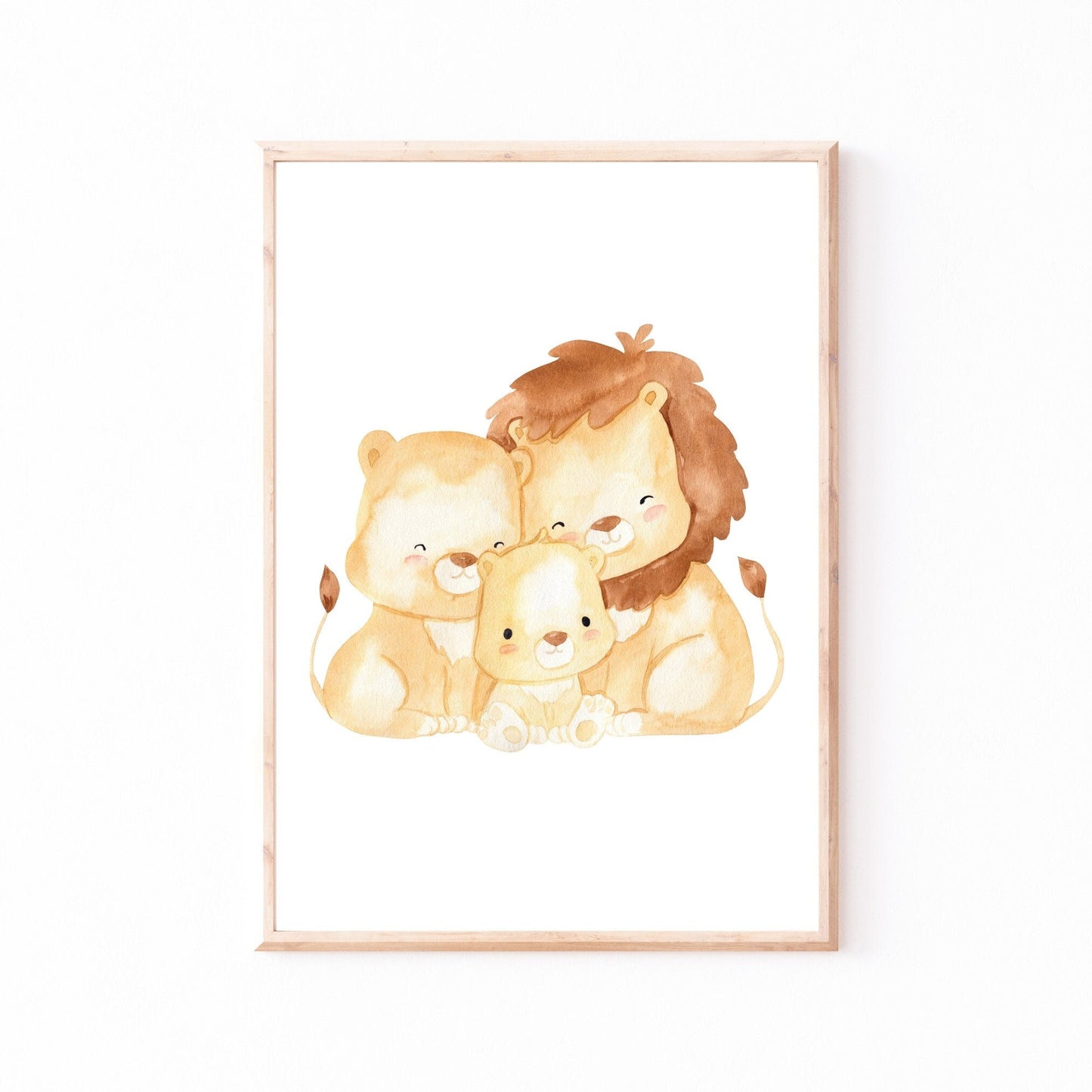 Poster Familie Löwe A4 & A3: Aquarellgemälde von zwei Löwen, die ein Löwenbaby umarmen, ideal für die Kinderzimmerdekoration und als Geschenk zur Geburt.