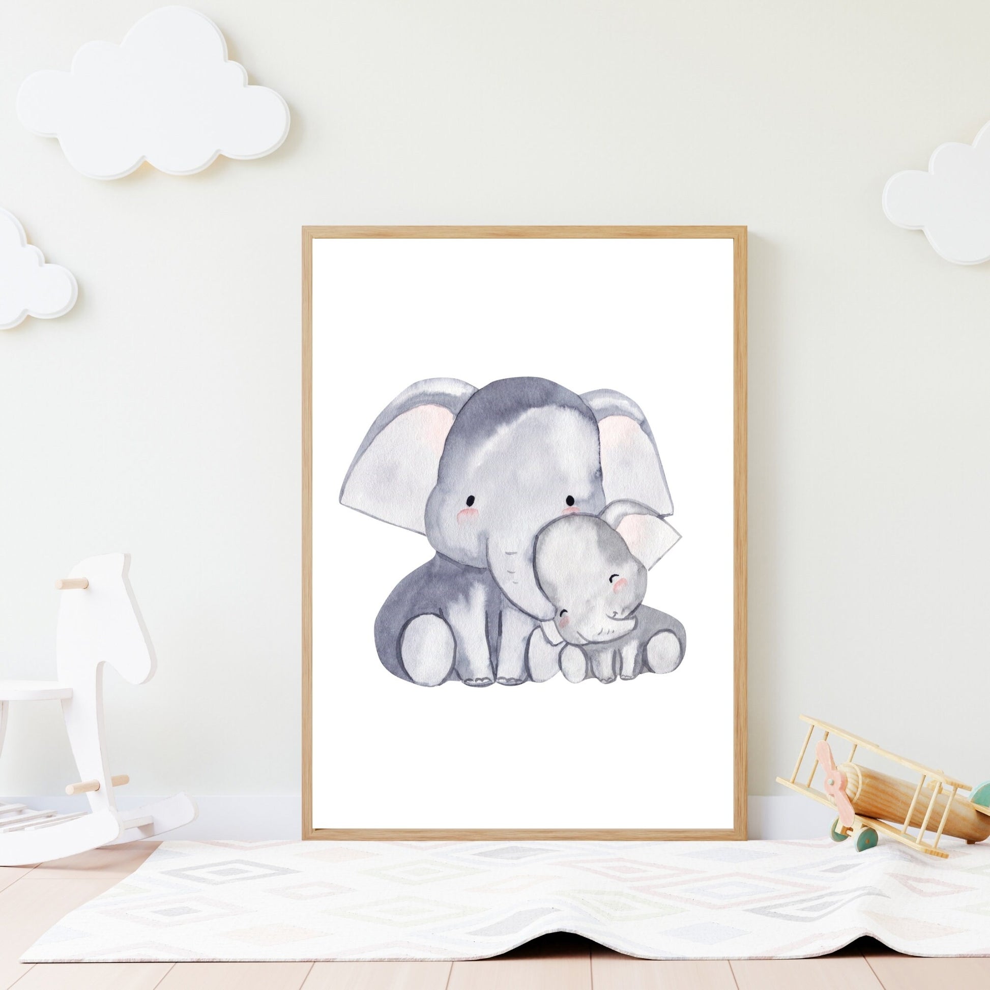 Poster Papa/Mama Elefant und Baby A4 & A3: Aquarell von zwei Elefanten, groß und klein, im Bilderrahmen, ideal als Kinderzimmerdeko, auf hochwertigem 300g Naturpapier gedruckt.