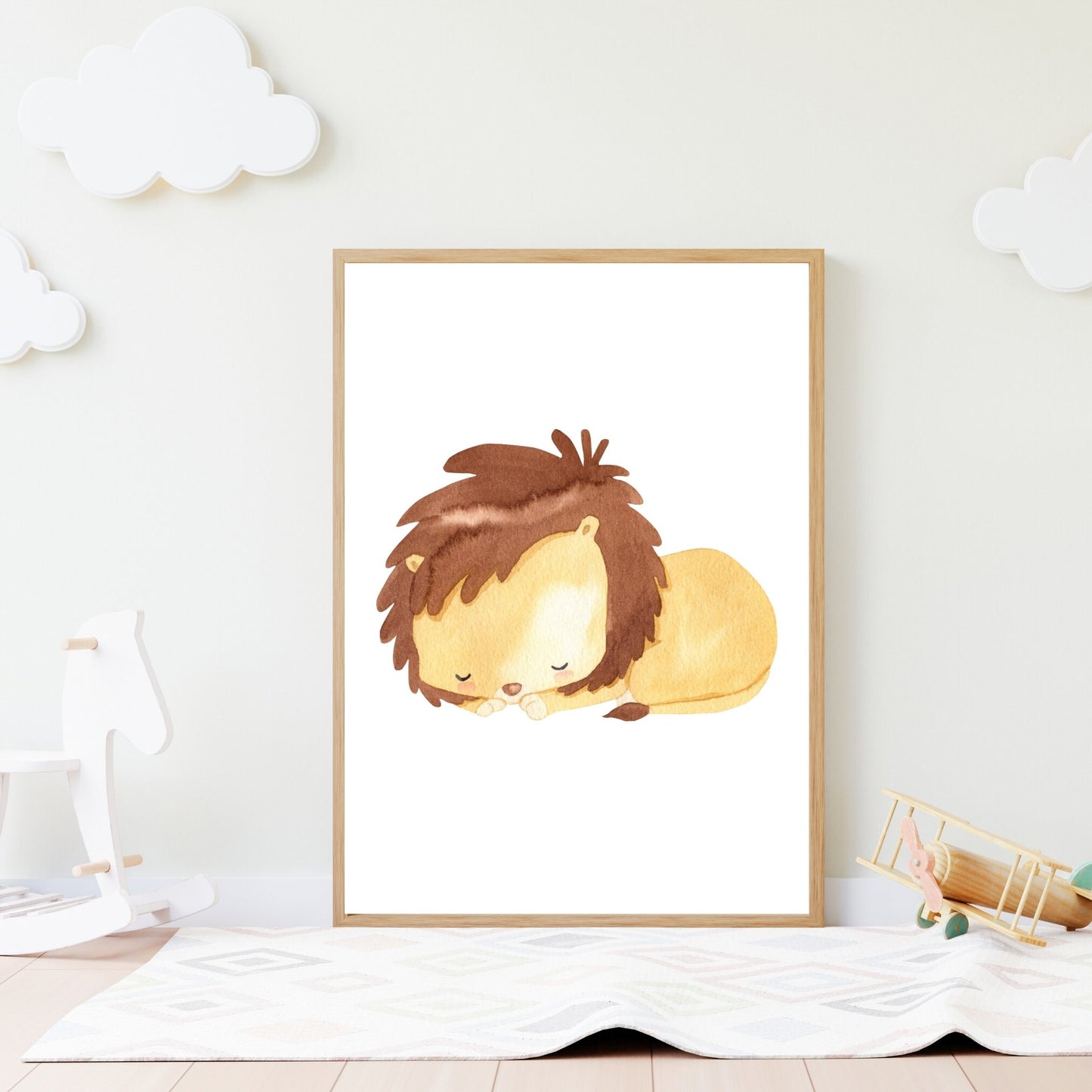 Poster Löwe schläft A4 & A3: Aquarell eines schlafenden Löwen, ideal als Kinderzimmerdeko oder Geschenk, gedruckt auf hochwertigem, mattem 300g Naturpapier.