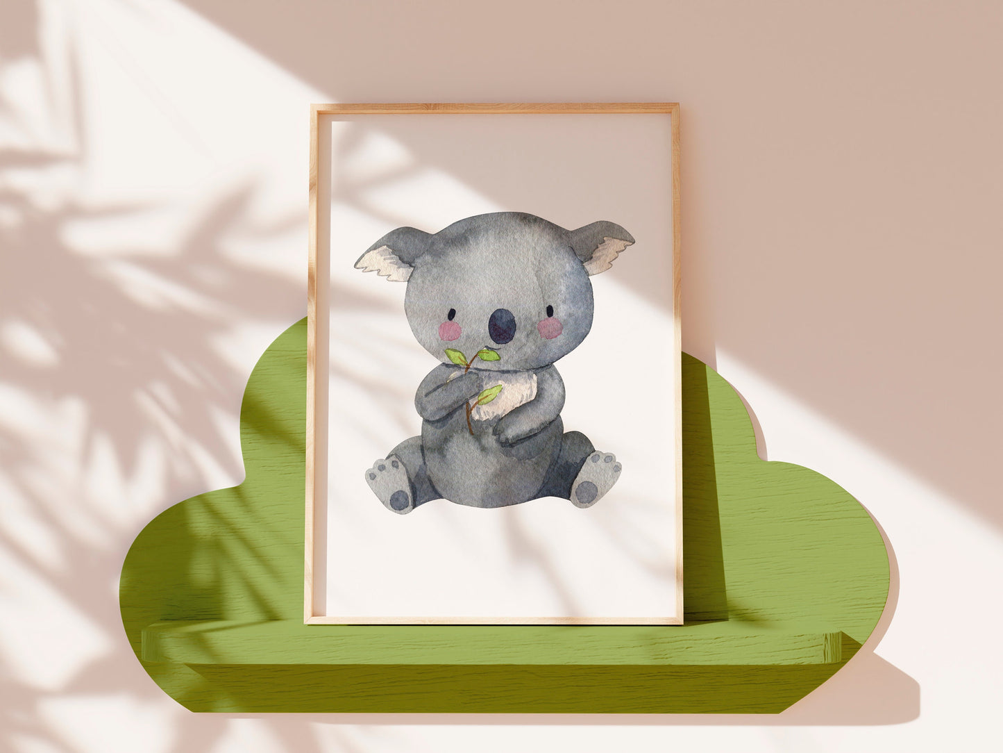 Poster Koala A4 & A3 – Handgemaltes Poster eines niedlichen Koalas, der einen Ast hält, perfekt als Kinderzimmerdeko oder Geschenk. Gedruckt auf hochwertigem, mattem Naturpapier.