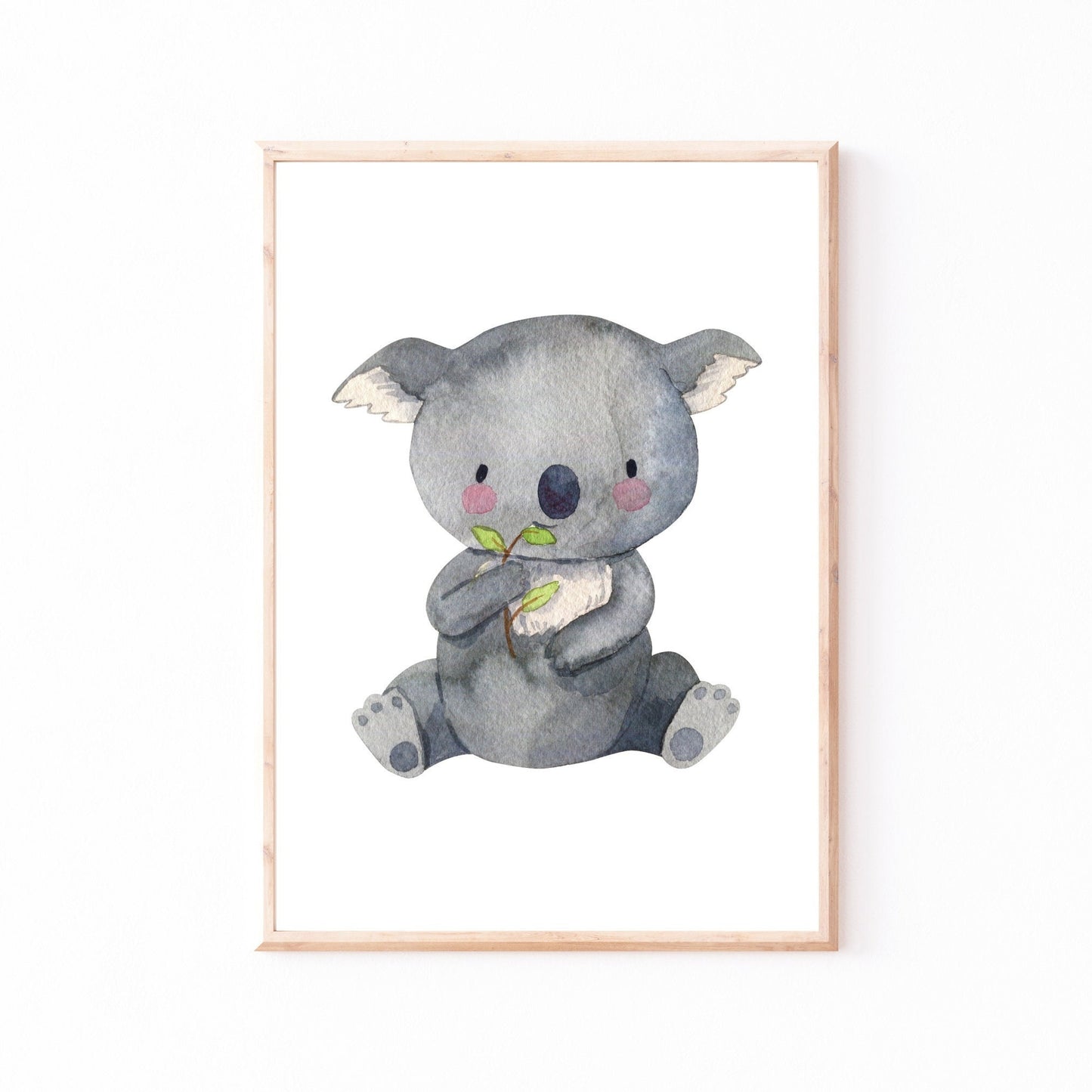 Poster Koala A4 & A3: Aquarellzeichnung eines niedlichen Koalas, der ein Blatt hält. Ideal als Kinderzimmerdeko oder Geschenk für Tierfreunde. Gedruckt auf hochwertigem 300g Naturpapier.