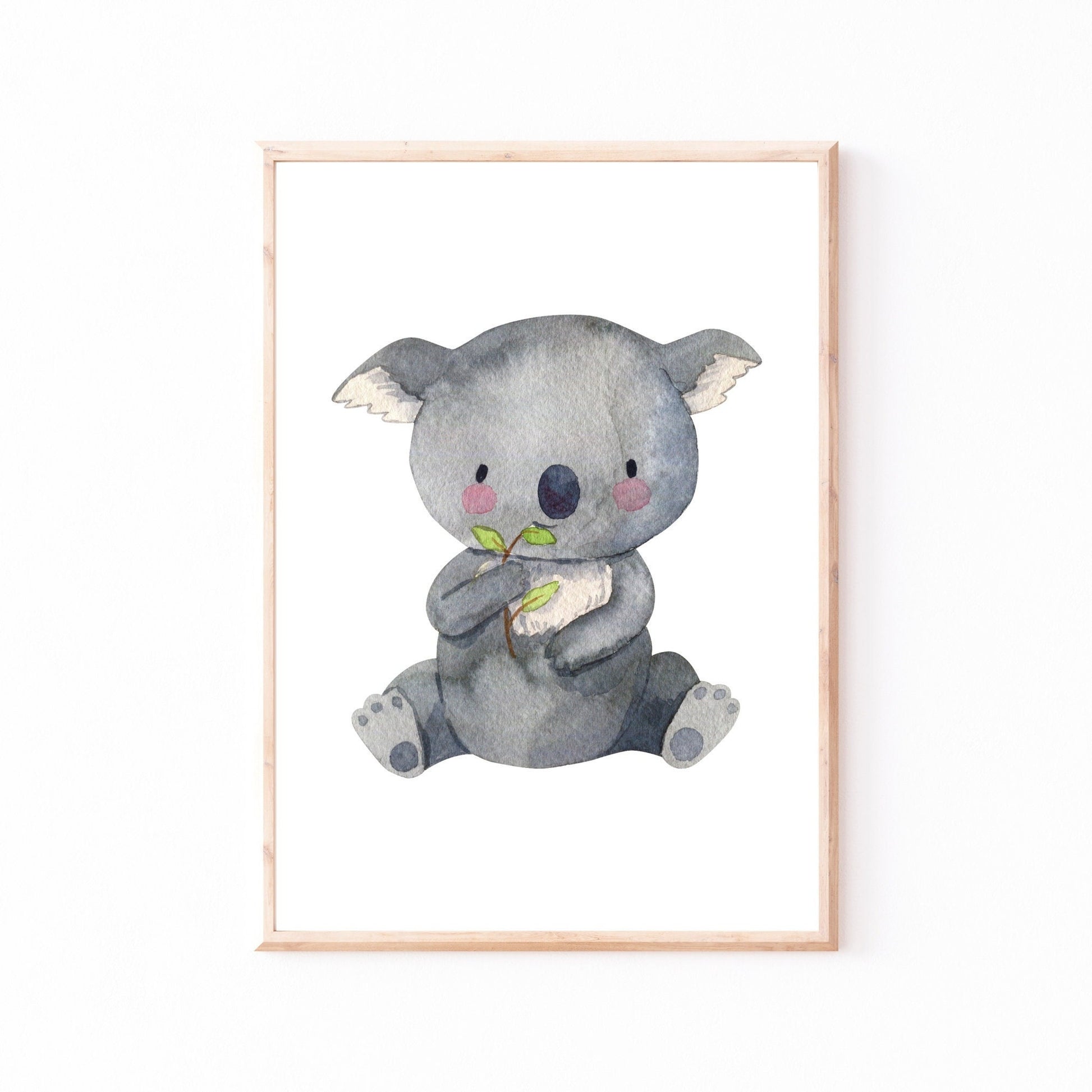 Poster Koala A4 & A3: Aquarellzeichnung eines niedlichen Koalas, der ein Blatt hält. Ideal als Kinderzimmerdeko oder Geschenk für Tierfreunde. Gedruckt auf hochwertigem 300g Naturpapier.