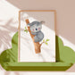 Poster Koala schläft A4 & A3: Bild eines schlafenden Koalas auf einem Baum. Ideal als Kinderzimmerdeko oder Geschenk, gedruckt auf hochwertigem 300g Naturpapier.