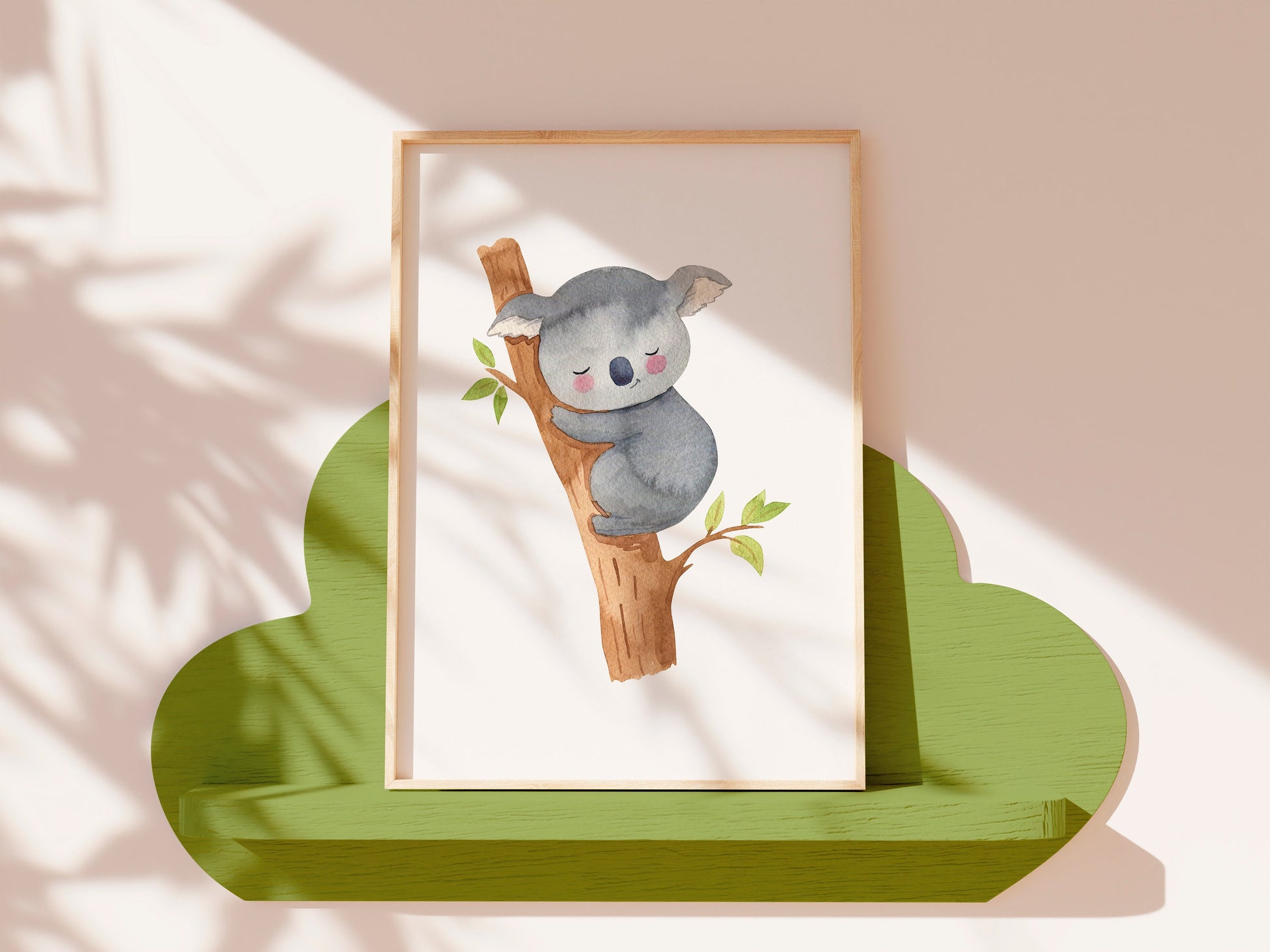 Poster Koala schläft A4 & A3: Bild eines schlafenden Koalas auf einem Baum. Ideal als Kinderzimmerdeko oder Geschenk, gedruckt auf hochwertigem 300g Naturpapier.