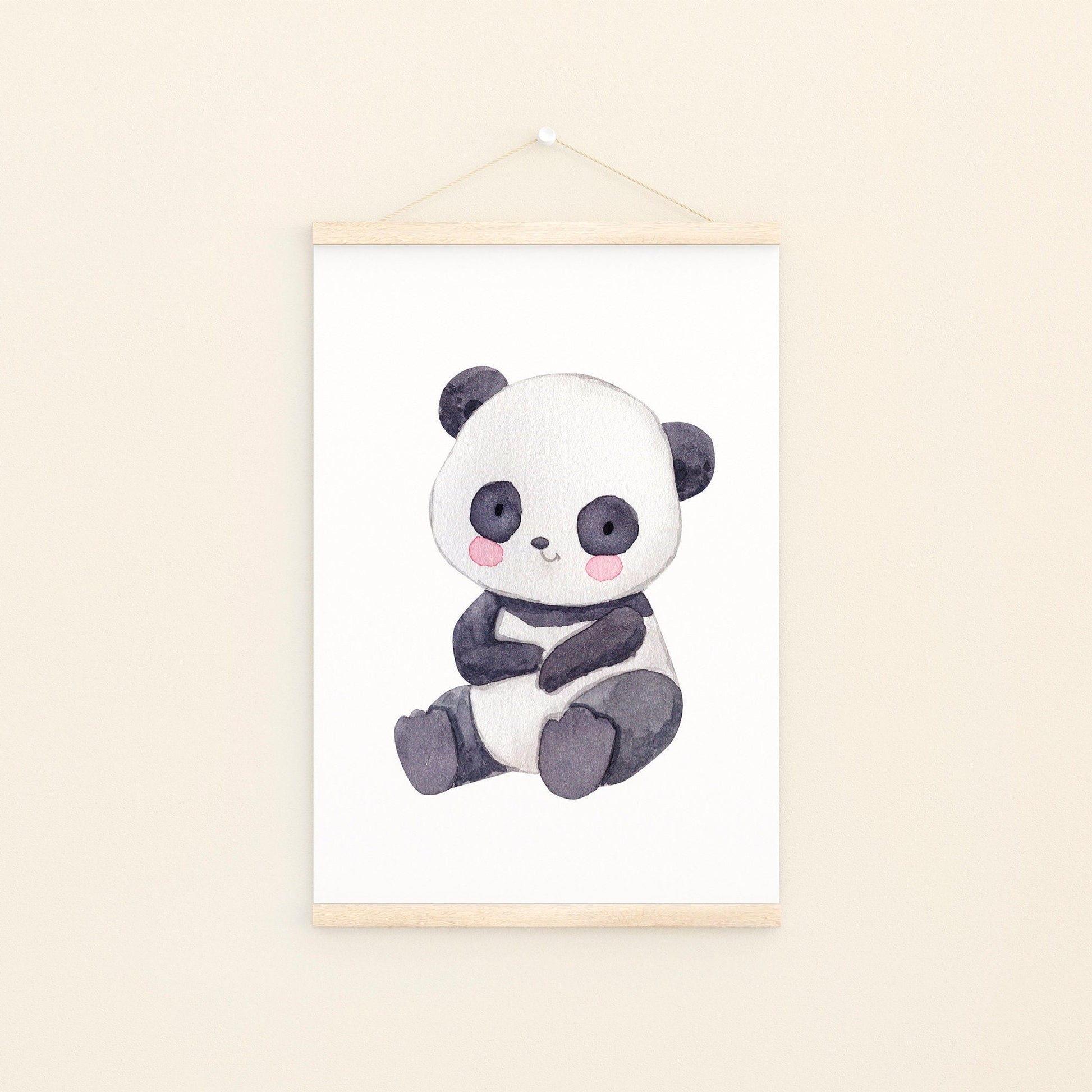 Poster Panda A4 & A3: Handgemaltes Pandabild als Kinderzimmerdeko auf hochwertigem, stabilem 300g Naturpapier. Perfekt als Geschenk für kleine Tierfreunde.