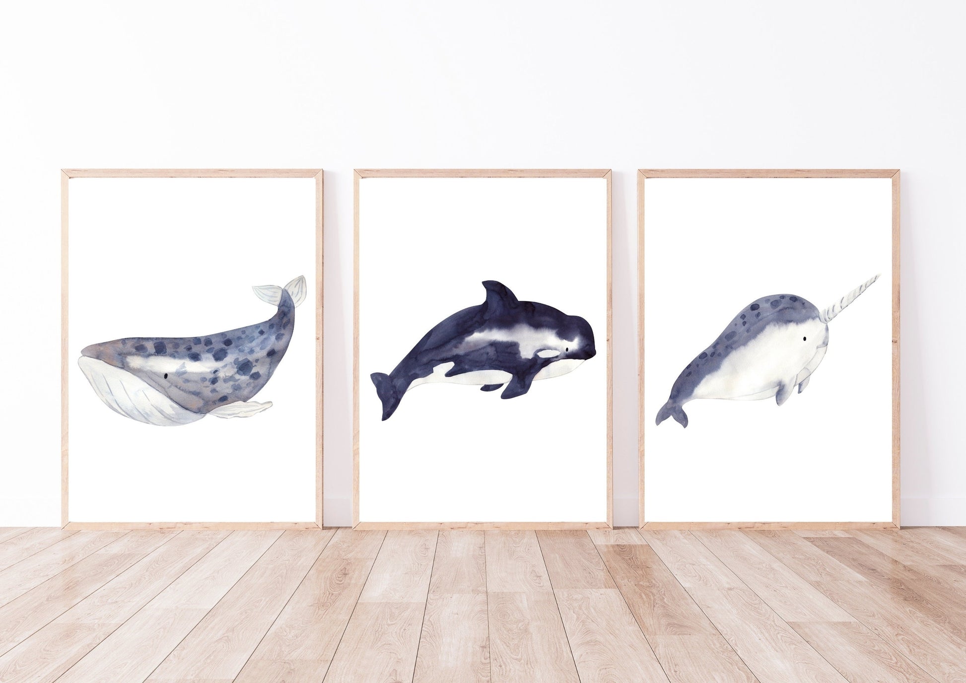 Posterset Wale A4 & A3: Ein Set gerahmter Aquarelle von Bartwal, Orca und Narwalen, ideal als beruhigende Kinderzimmerdekoration. Hochwertiger Druck auf 300g Naturpapier.