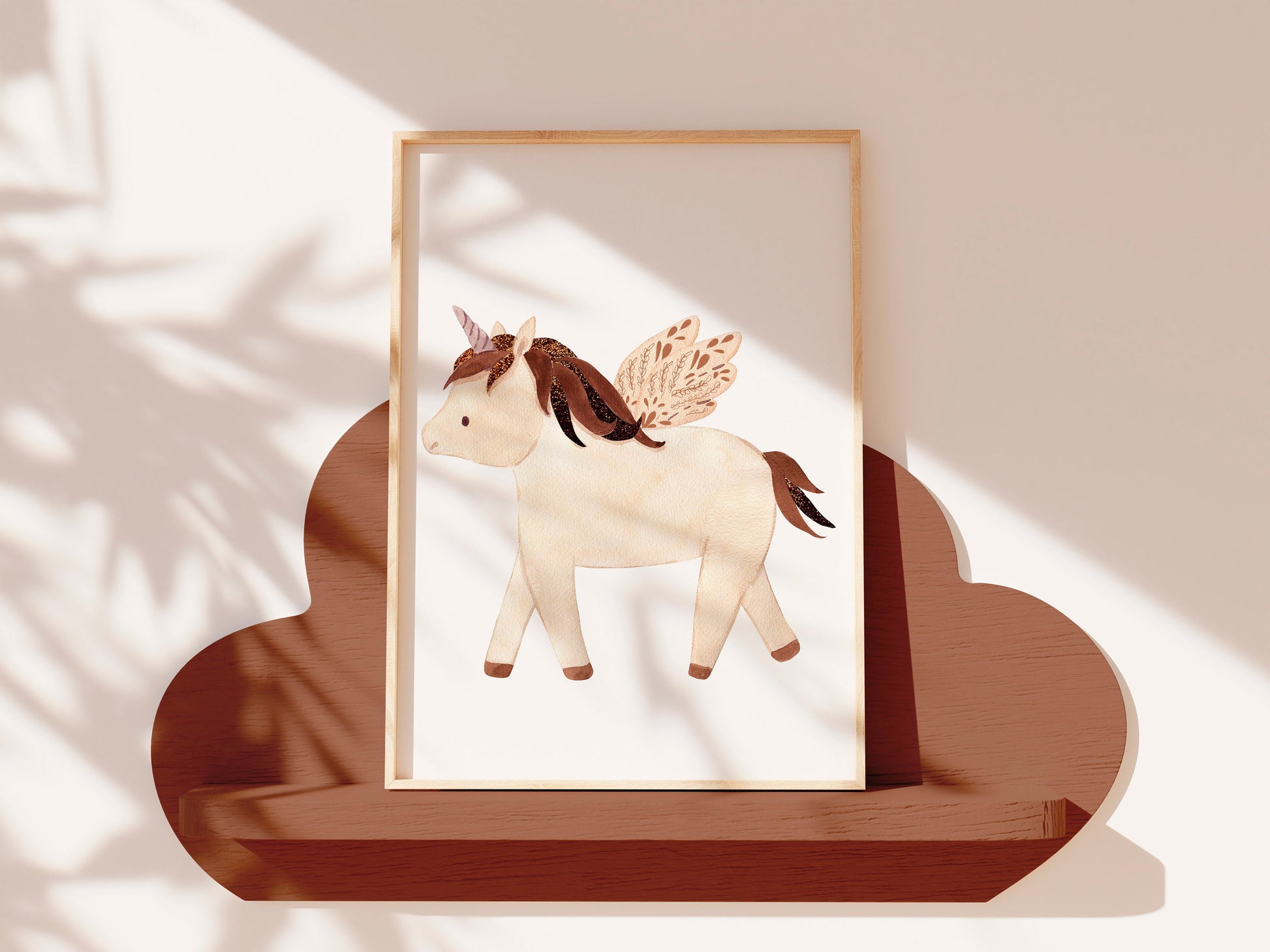 Poster Einhorn mit Flügeln, Boho-Stil, auf einem Regal. Hochwertiger Druck auf 300g Naturpapier, perfekt für Kinderzimmer-Dekoration. Größen: A4 und A3.