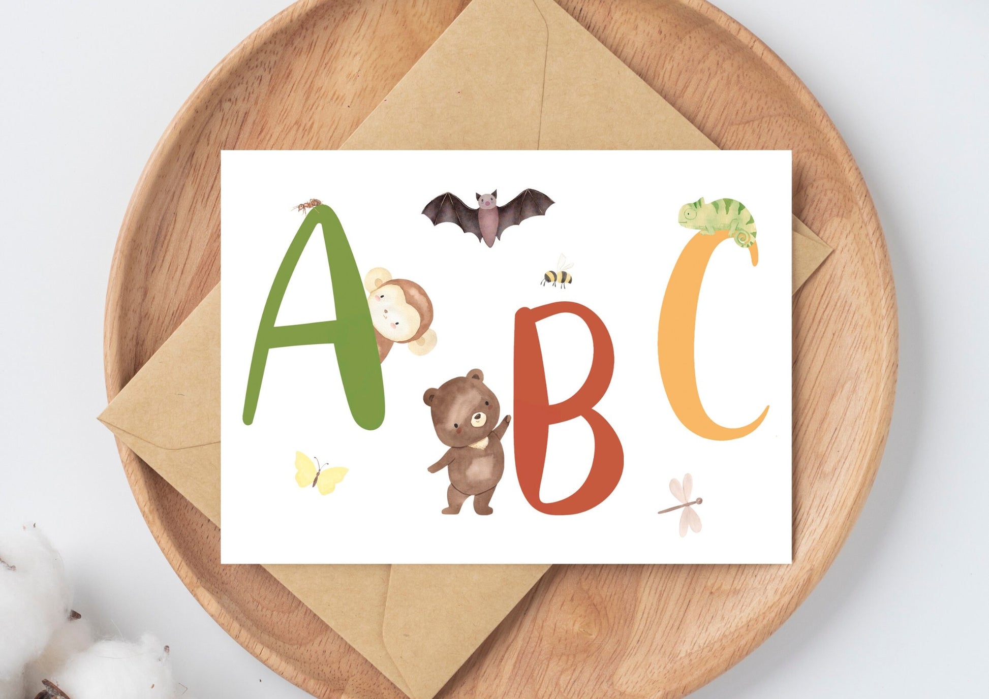 Karte ABC A6 mit bunten Buchstaben und Tieren auf einer Holzplatte, perfekt als Geschenk zum Schulanfang, gedruckt auf hochwertigem, mattem 300g Naturpapier.