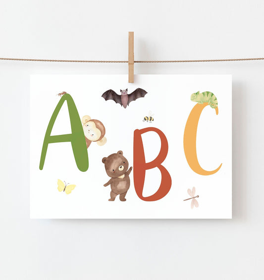 Karte ABC A6 mit bunten Buchstaben und Tieren, darunter ein Bär, Affe und Schmetterling, auf hochwertigem, mattem 300g Naturpapier. Ideal für Schulanfang.