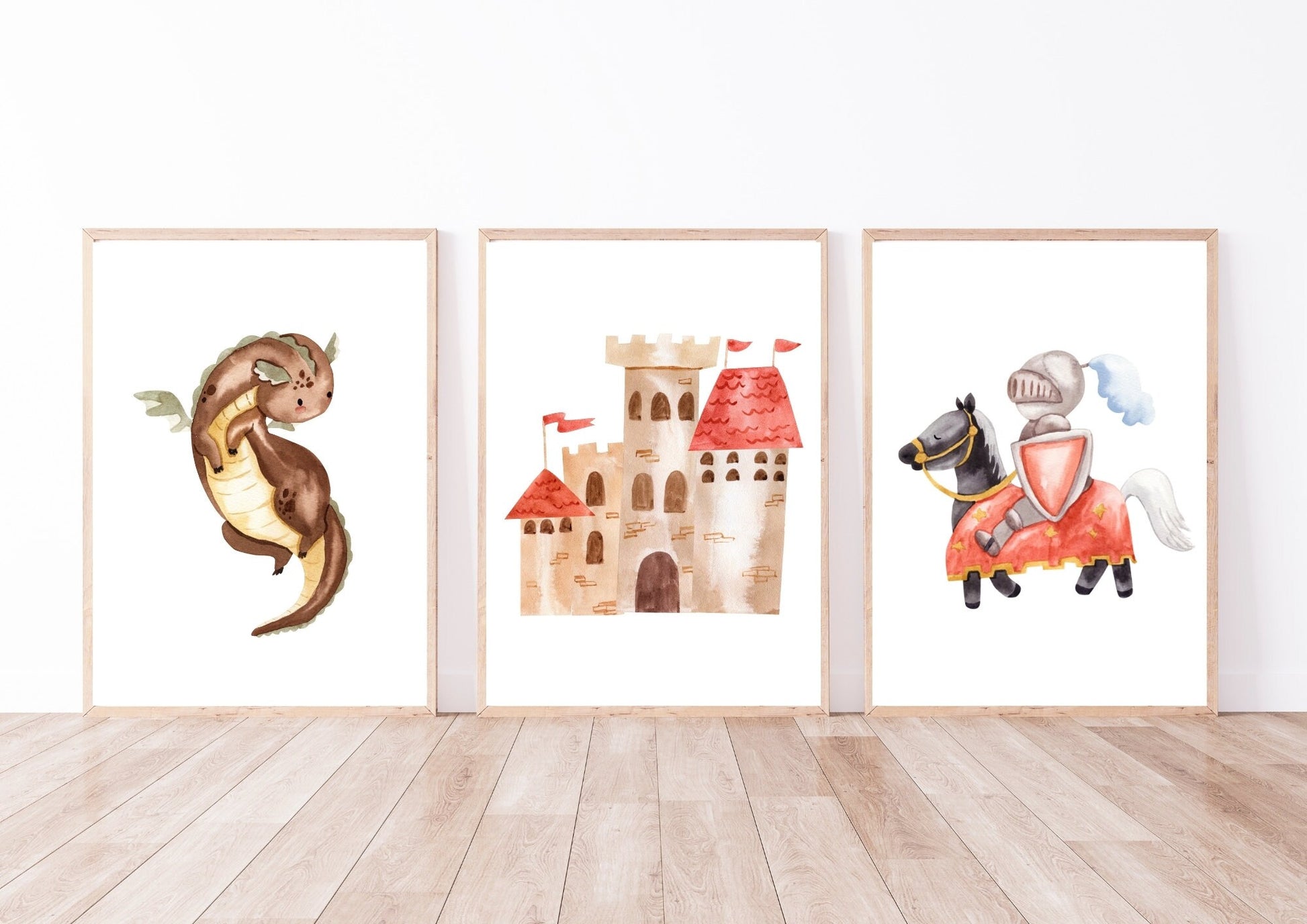 Posterset Ritter Burg Drachen A4 & A3: Drei gerahmte Poster mit handgemaltem Drachen, Ritter und einer Burg, perfekt für Kinderzimmerdekoration.