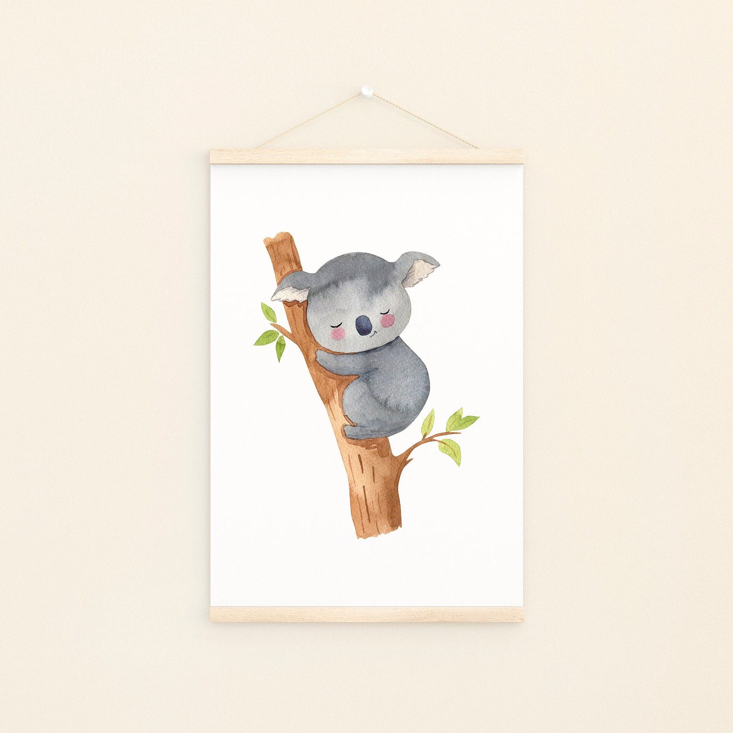 Poster Koala schläft A4 & A3, zeigt eine handgemalte Aquarellzeichnung eines niedlichen Koalas auf einem Baum, ideal für Kinderzimmerdekoration.