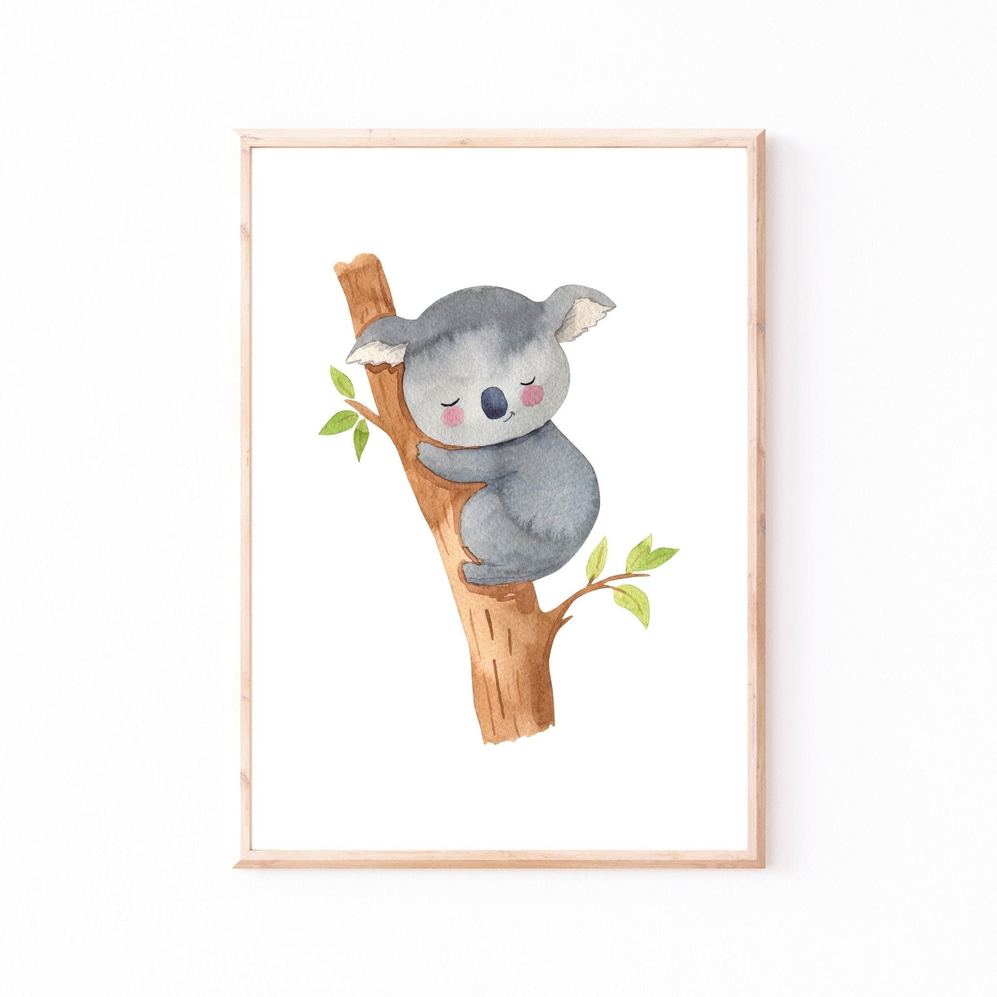 Poster Koala schläft A4 & A3: Aquarell eines schlafenden Koalas, der an einem Baum hängt. Perfekt als Kinderzimmerdeko, gedruckt auf hochwertigem, mattem 300g Naturpapier.