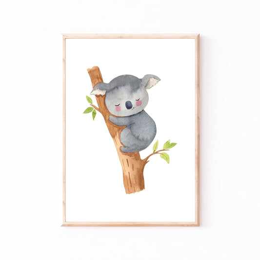 Poster Koala schläft A4 & A3: Aquarell eines schlafenden Koalas, der an einem Baum hängt. Perfekt als Kinderzimmerdeko, gedruckt auf hochwertigem, mattem 300g Naturpapier.