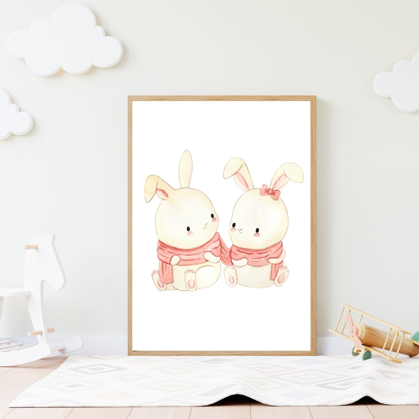 Poster Geschwister Hase A4 & A3: Ein liebevoll illustriertes Poster von zwei weißen Hasen mit rosa Schals, perfekt für Kinderzimmer und als Geschenk.