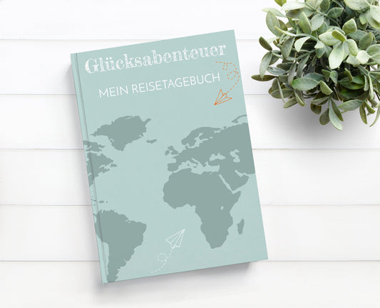 Reisetagebuch Glücksabenteuer A5 Hardcover: Notizbuch mit einer Weltkarte und Papierfliegern auf dem Cover, ideal zum Planen und Festhalten von Reiseerinnerungen.