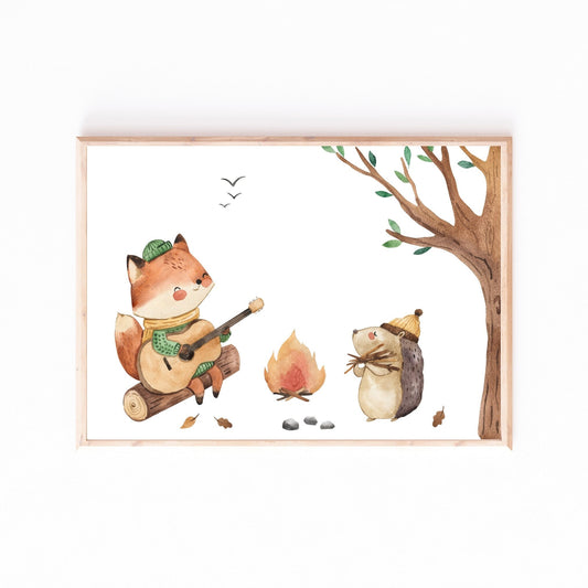 Poster Lagerfeuer Fuchs und Igel A4 & A3: Eine handgemalte Illustration eines Fuchses mit Gitarre und eines Igels neben einem Lagerfeuer, auf hochwertigem Naturpapier gedruckt.