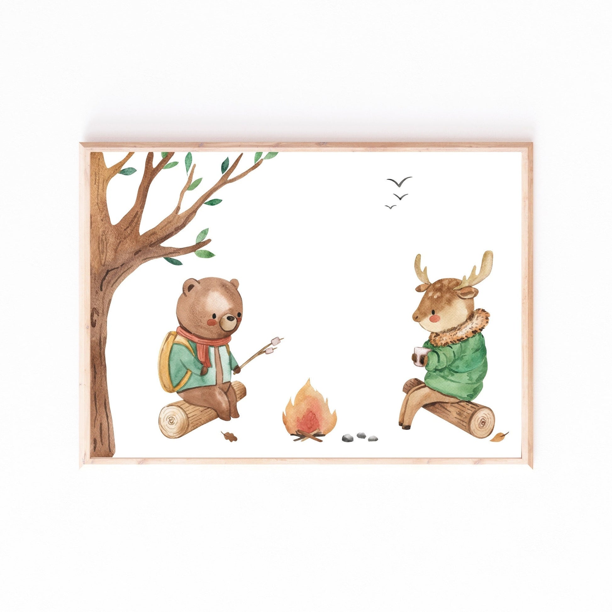 Poster Lagerfeuer Bär und Hirsch A4 & A3: Handgemaltes Bild von Bär und Hirsch, die auf Baumstämmen am Lagerfeuer sitzen. Ideal als Kinderzimmerdeko.