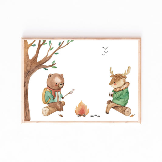 Poster Lagerfeuer Bär und Hirsch A4 & A3: Handgemaltes Bild von Bär und Hirsch, die auf Baumstämmen am Lagerfeuer sitzen. Ideal als Kinderzimmerdeko.