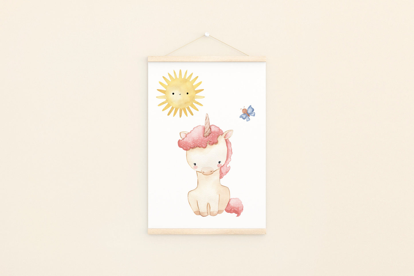 Poster Einhorn in der Sonne A4 & A3: Aquarellillustration eines Einhorns mit Schmetterling und Sonne, auf hochwertigem, mattem 300g Naturpapier für Kinderzimmerdekoration.