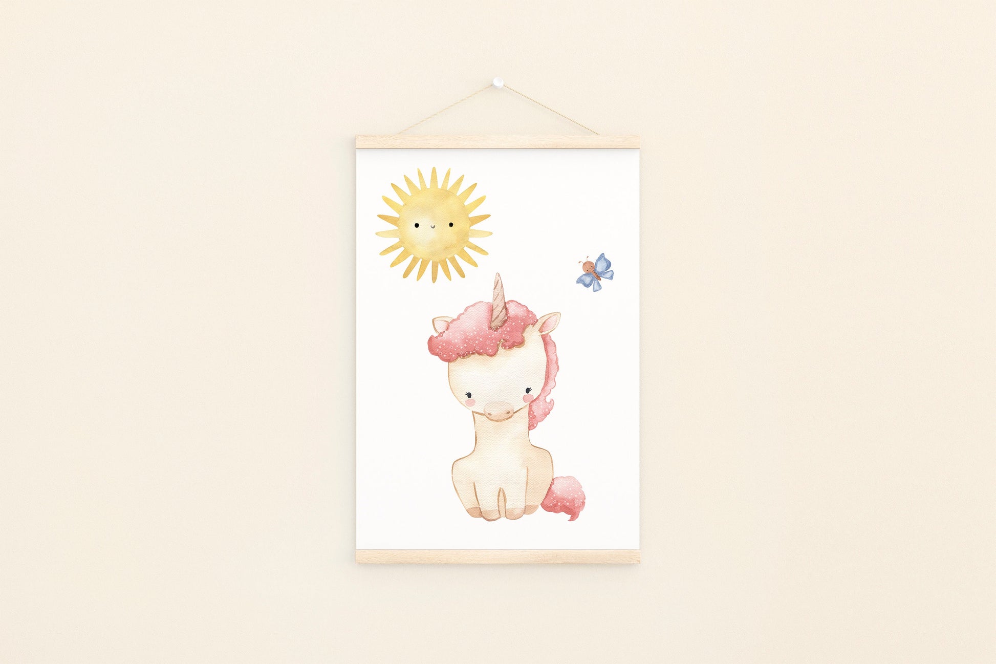 Poster Einhorn in der Sonne A4 & A3: Aquarellillustration eines Einhorns mit Schmetterling und Sonne, auf hochwertigem, mattem 300g Naturpapier für Kinderzimmerdekoration.