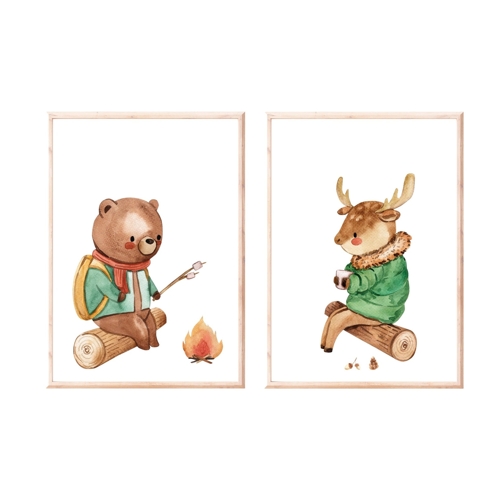 Posterset Camping Bär und Hirsch A4 & A3: Zwei gerahmte Aquarelle zeigen einen Hirsch im grünen Mantel und einen Bären auf einem Baumstamm mit Marshmallows.