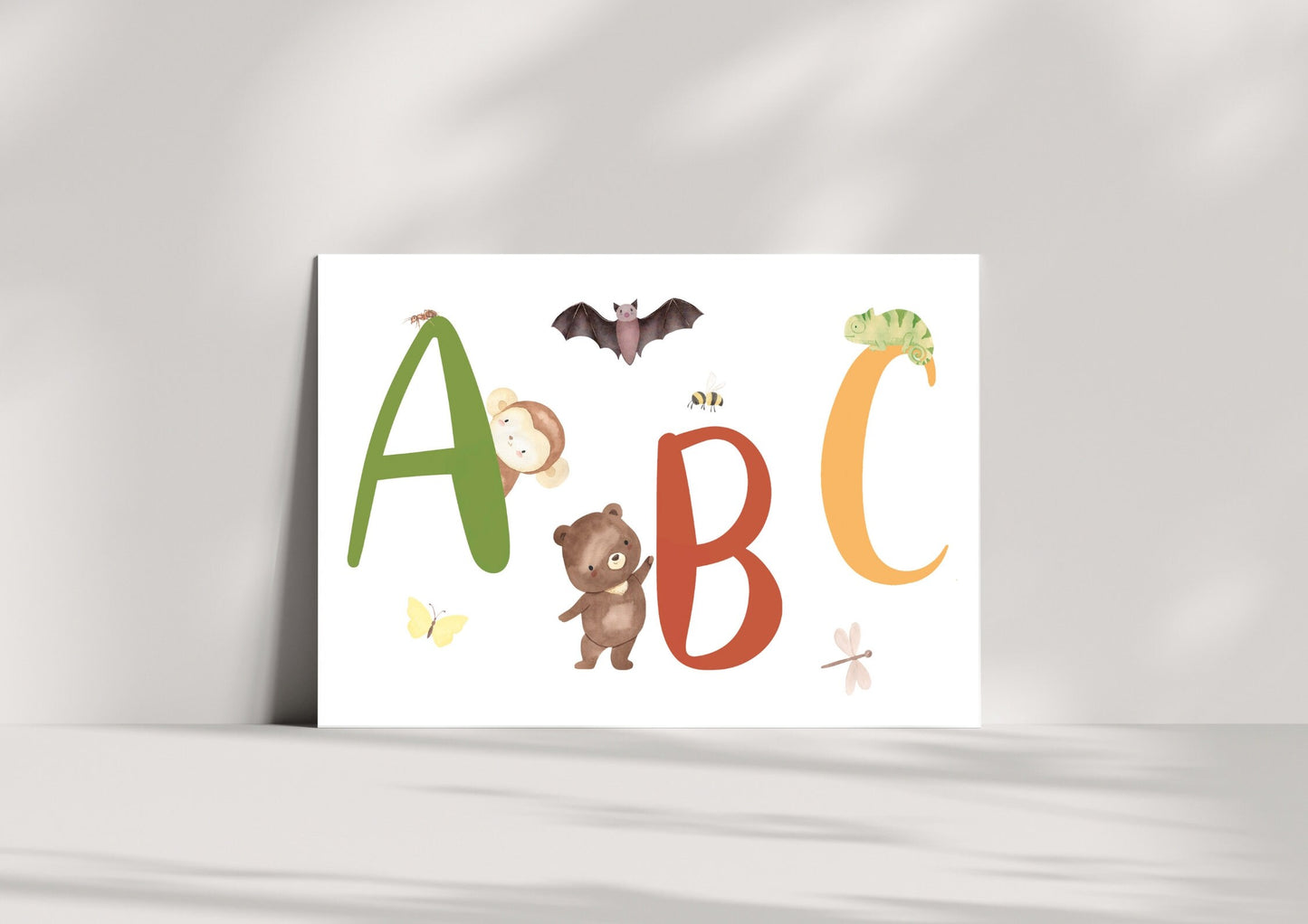 Karte ABC A6 mit farbenfrohen Buchstaben und Tieren, ideal zur Einschulung. Gedruckt auf hochwertigem, mattem Naturpapier. Rückseite beschreibbar.