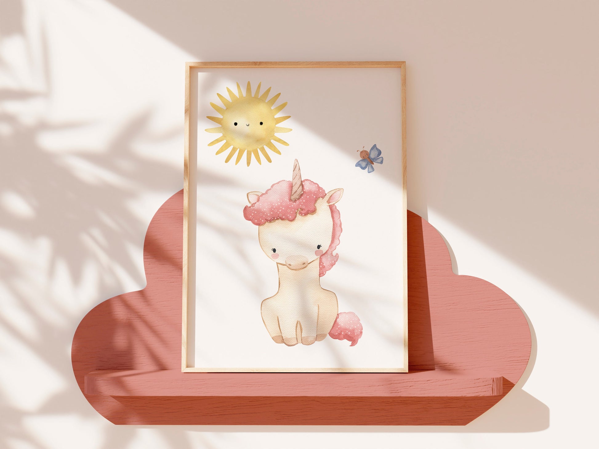 Poster Einhorn in der Sonne A4 & A3: Aquarell-Illustration eines Einhorns mit Schmetterling und Sonne, perfekt für das Kinderzimmer, auf hochwertigem 300g Naturpapier (matt) gedruckt.