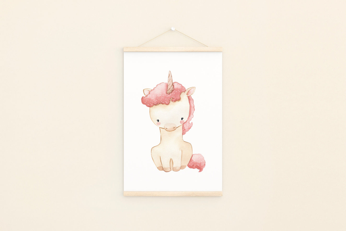 Poster Einhorn mit Sternen A4 & A3: Eine detaillierte Aquarell-Illustration eines Einhorns auf hochwertigem, mattem 300g Naturpapier, perfekt für das Kinderzimmer.