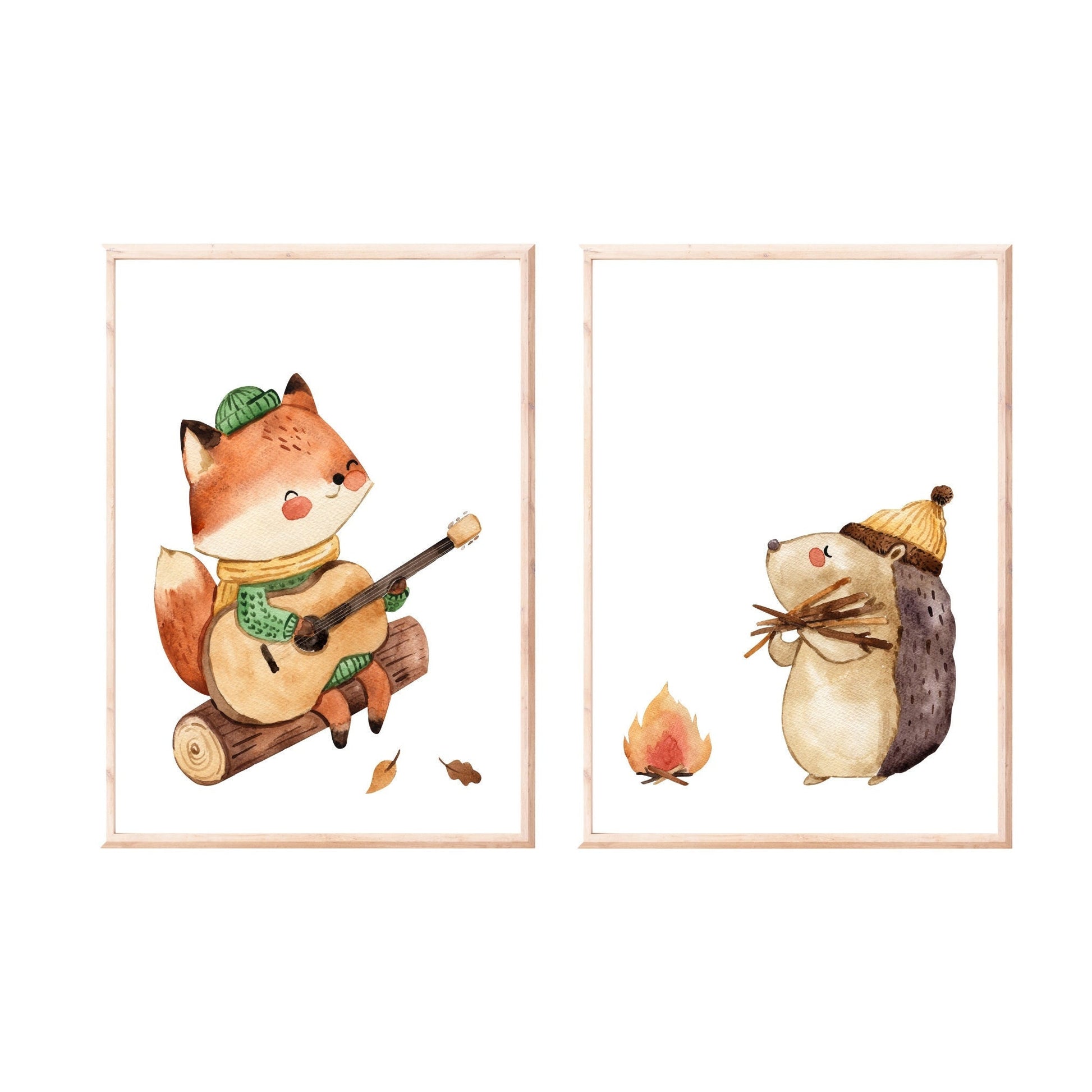 Posterset Camping Fuchs und Igel A4 & A3: Zwei gerahmte Aquarelle zeigen einen Fuchs mit Gitarre und einen Igel am Lagerfeuer, ideal für Kinderzimmer.