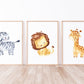 Posterset Safari Zebra, Löwe, Giraffe A4 & A3: Drei gerahmte Kinderzimmerposter mit handgemalten Aquarellen von Zebra, Löwe und Giraffe auf hochwertigem Naturpapier.