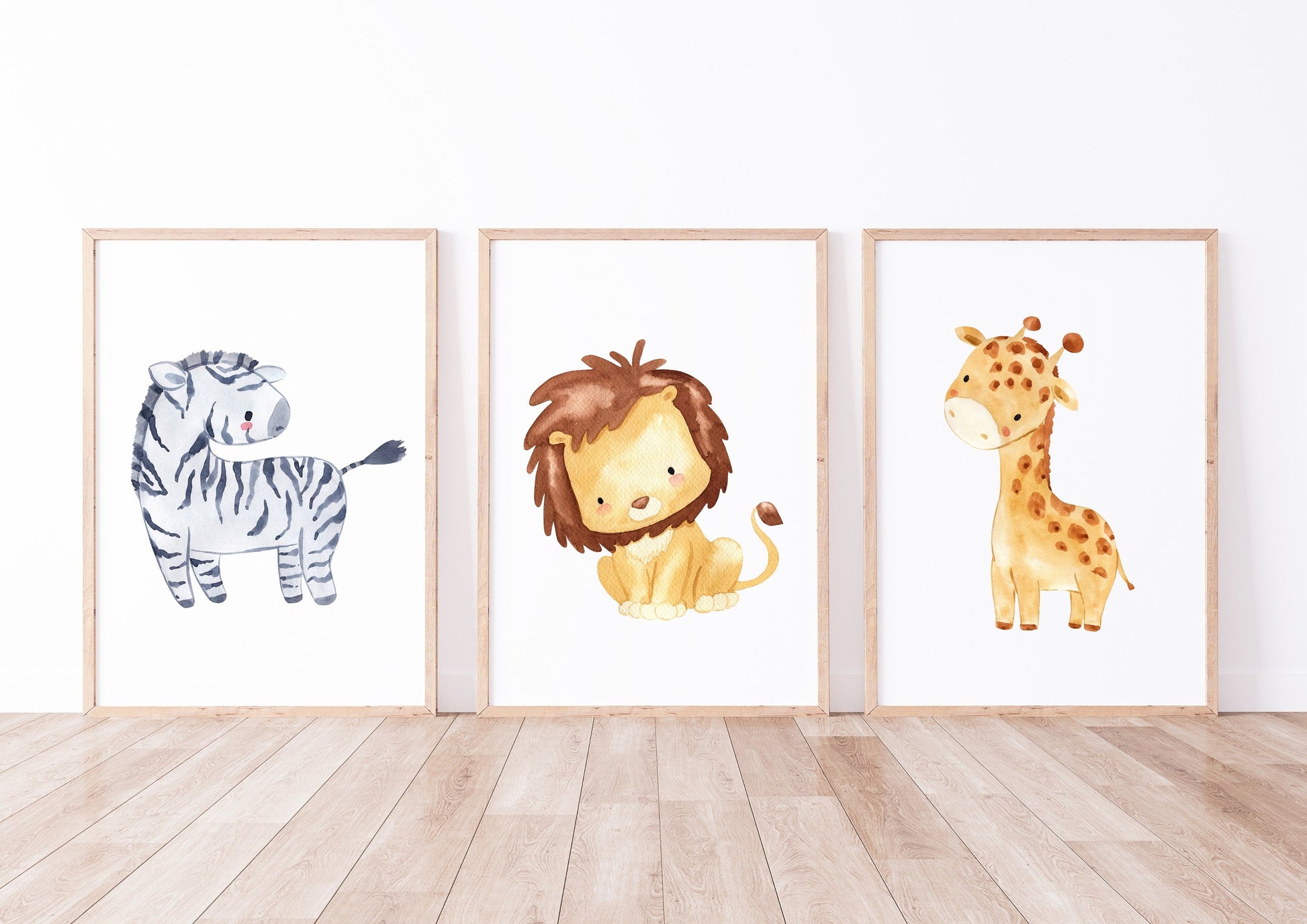 Posterset Safari Zebra, Löwe, Giraffe A4 & A3: Drei gerahmte Kinderzimmerposter mit handgemalten Aquarellen von Zebra, Löwe und Giraffe auf hochwertigem Naturpapier.