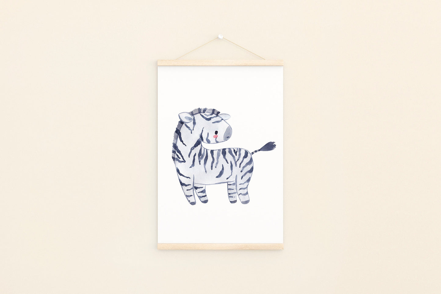 Posterset Safari Zebra, Löwe, Giraffe A4 & A3: Eine Aquarellzeichnung eines Zebras als Teil eines hochwertigen Kinderzimmer-Postersets auf 300g Naturpapier.